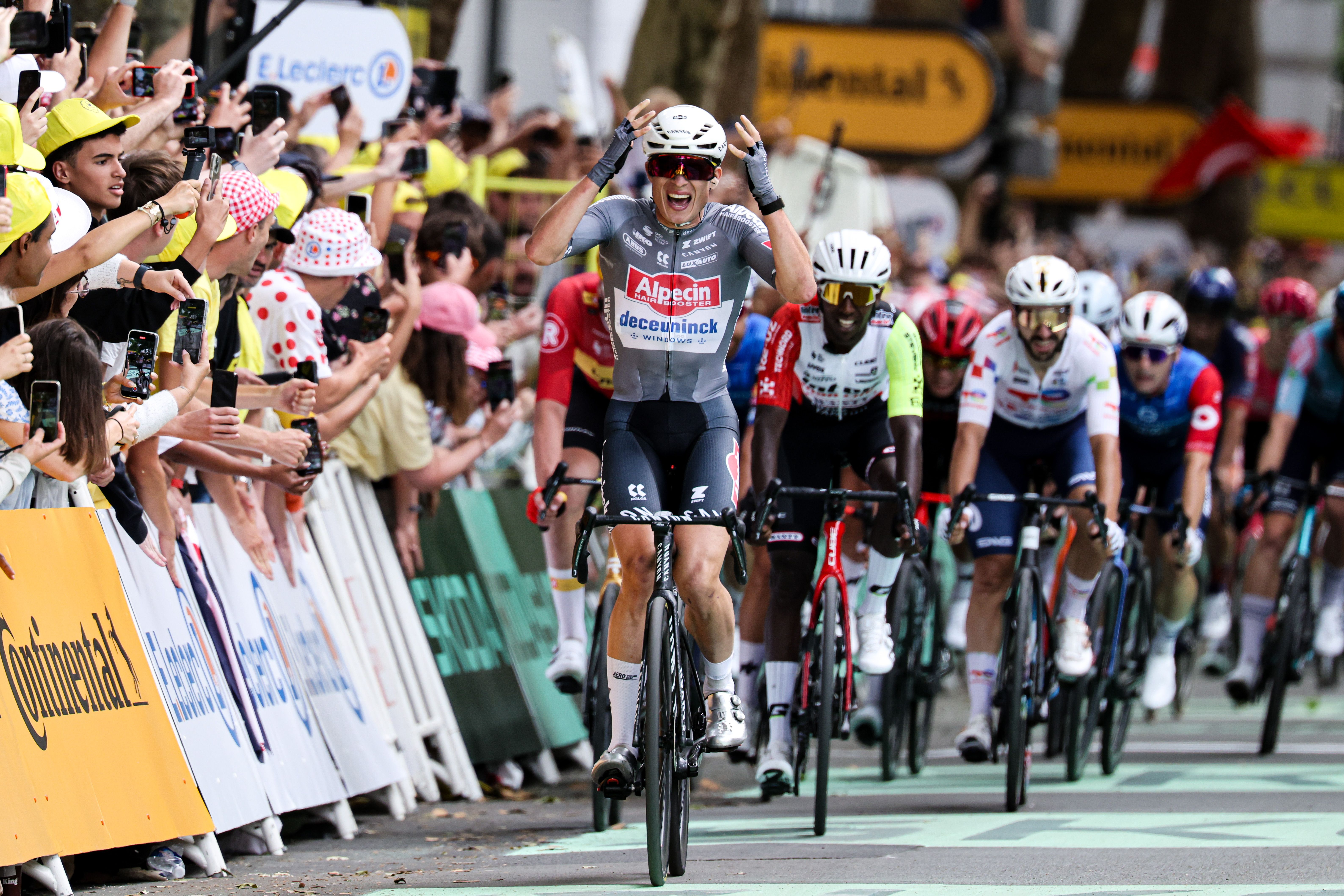 Jasper Philipsen se viste de amarillo en la apertura del Tour de Francia 2025  