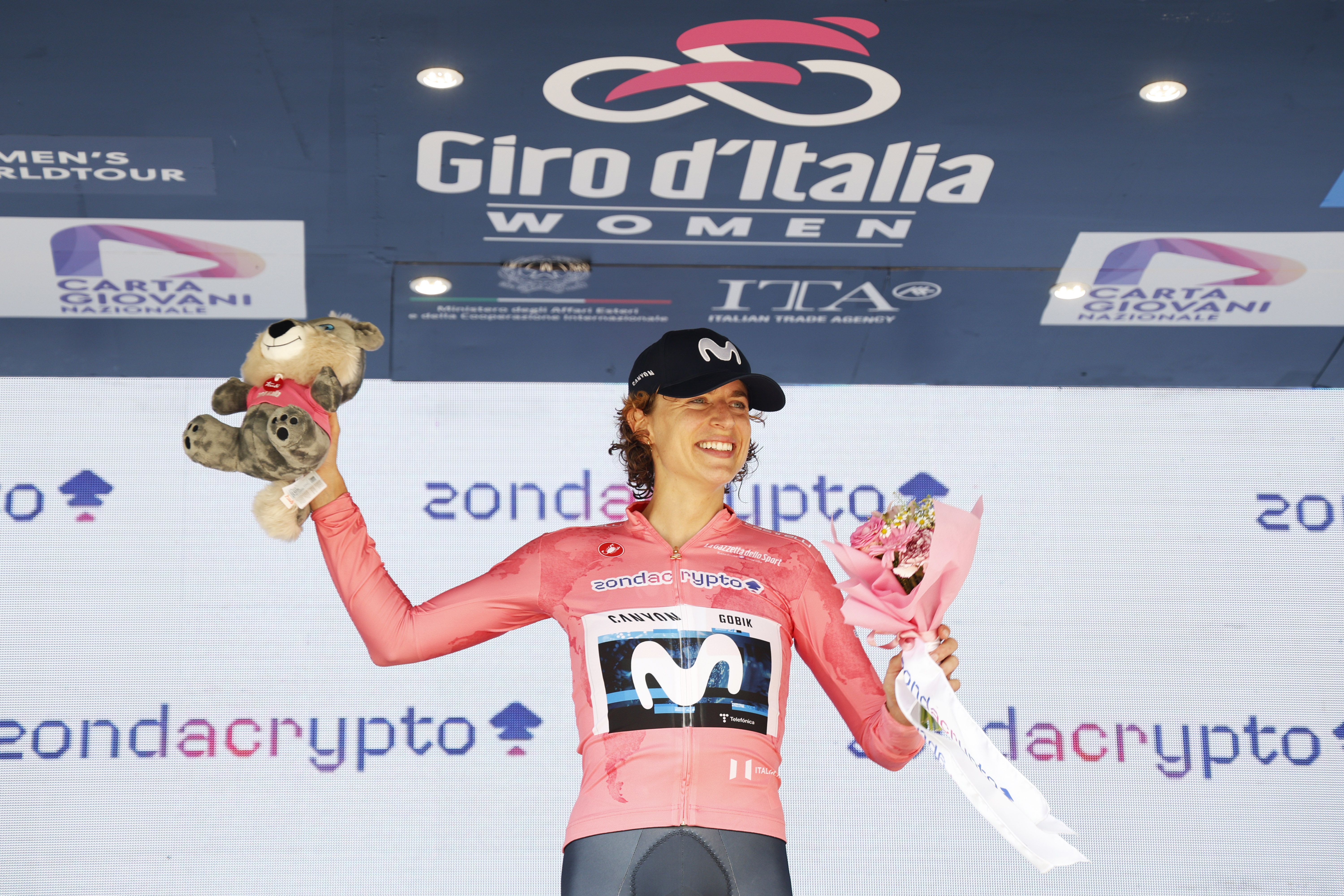 Marlen Reusser arrasa en la contrarreloj y se convierte en la primera líder del Giro de Italia 