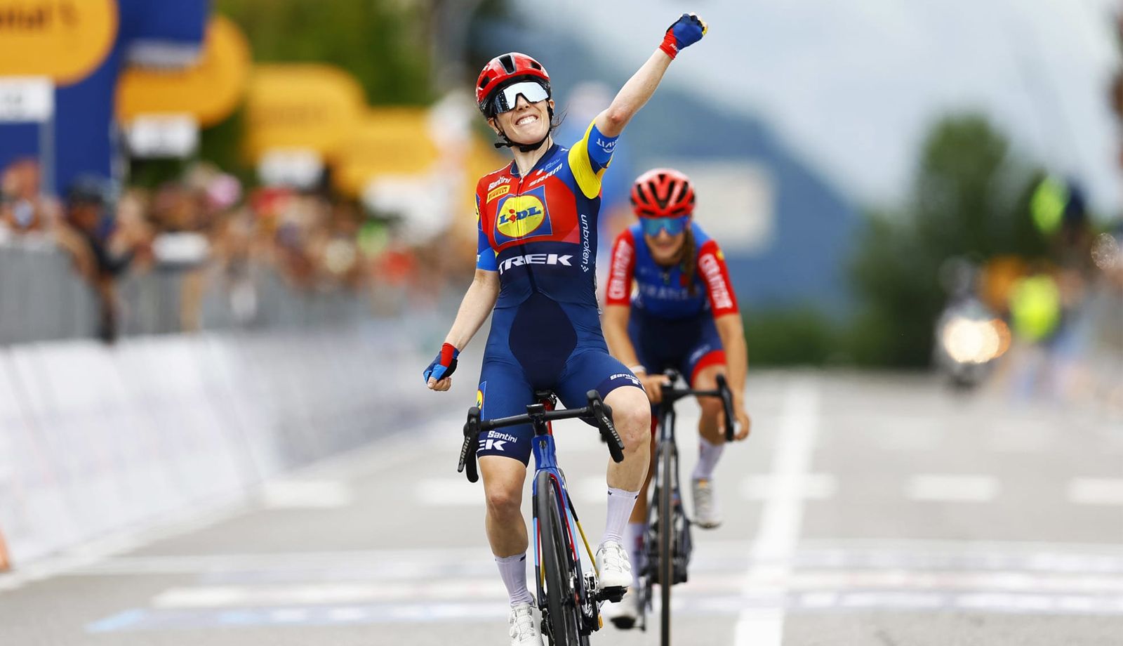 Anna Henderson gana en Aprica y se viste de rosa