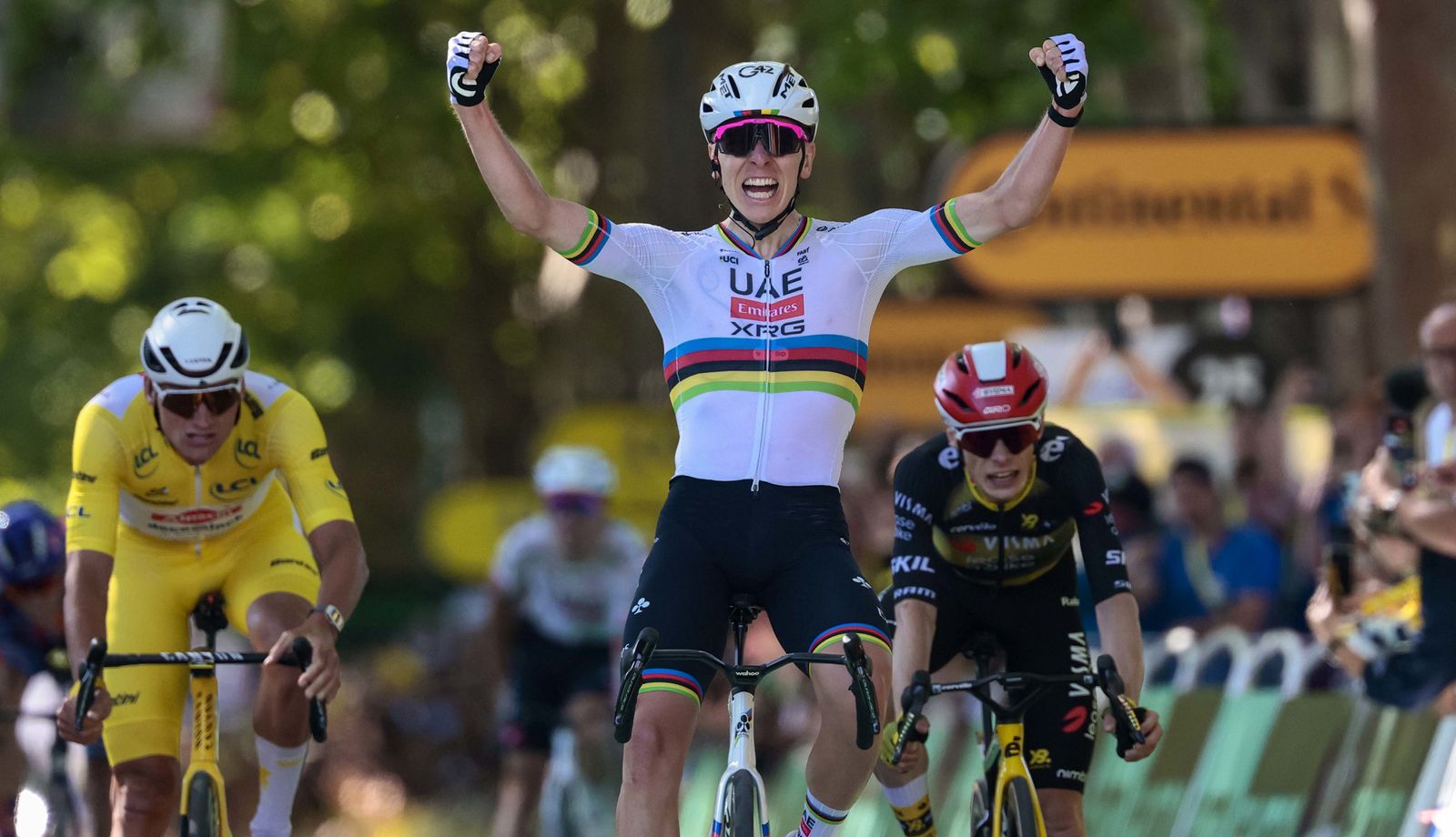 Pogacar saca músculo en el Tour y llega a las 100 victorias
