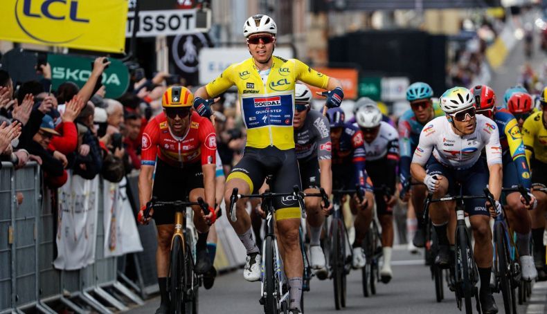 Tim Merlier tras imponerse al sprint en la Paris Niza de esta temporada (Foto: Sprint Cycling Agency)