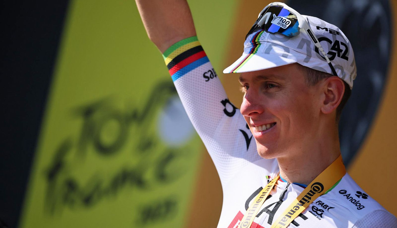 Tadej Pogacar celebrando la victoria en la cuarta etapa del Tour.