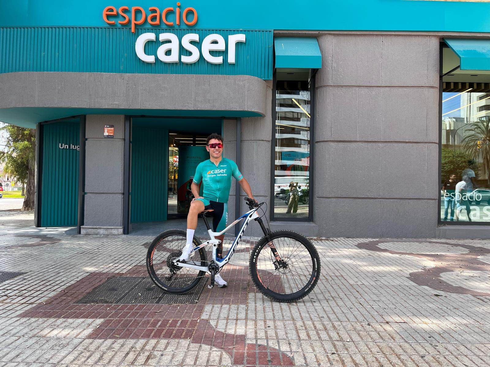 Purito frente al Espacio Caser de Málaga antes del inicio de su charla-coloquio