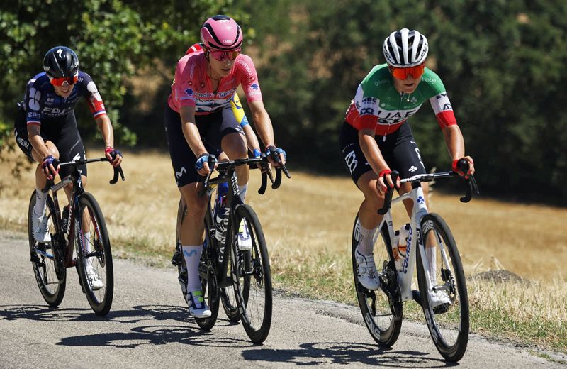 Marlen Reusser marcando a su principal rival, Elisa Longo Borghini
