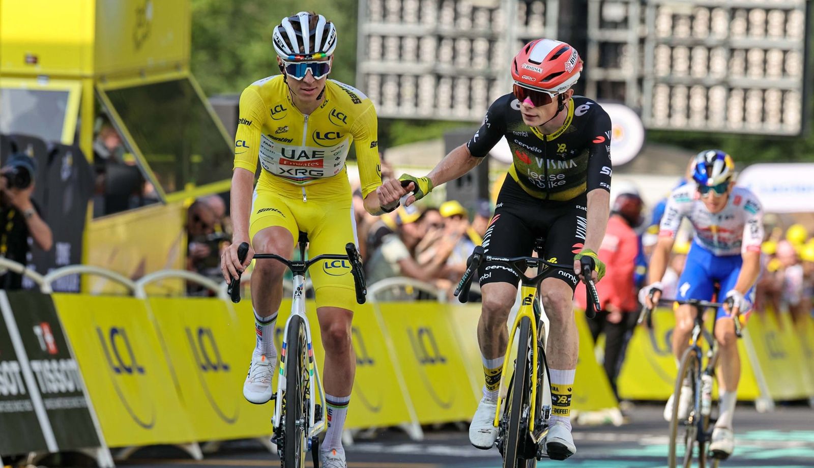 Pogacar y Vingegaard tras cruzar la línea de meta en la 10ª etapa de ayer