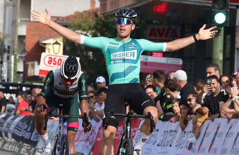 Iker Gómez celebrando su victoria en la primera etapa del Circuito Montañés Iker Gómez celebrando su victoria en la primera etapa del Circuito Montañés