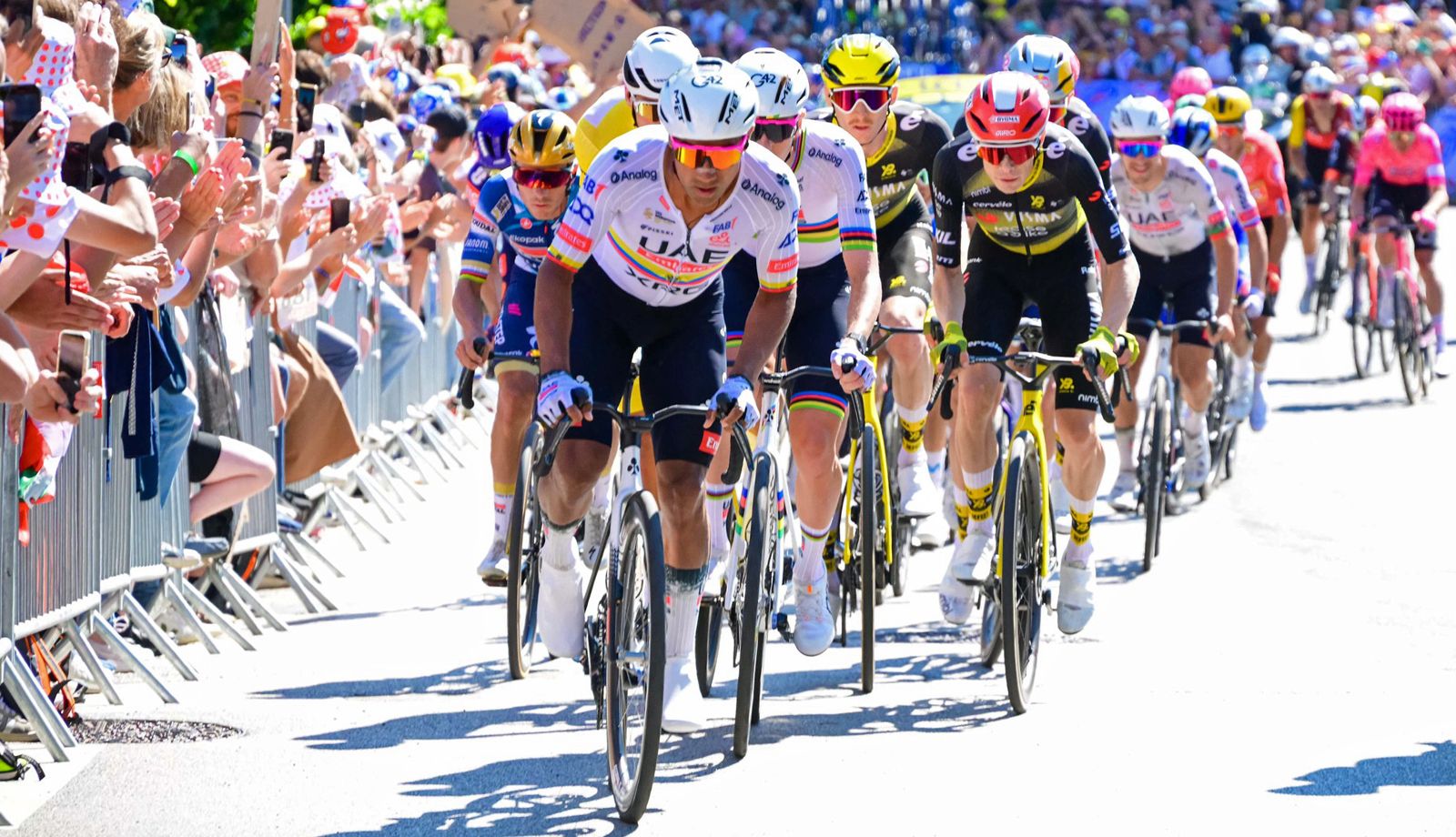 Jhonatan Narváez al frente del pelotón, con Pogacar a su rueda, en una etapa del Tour de Francia