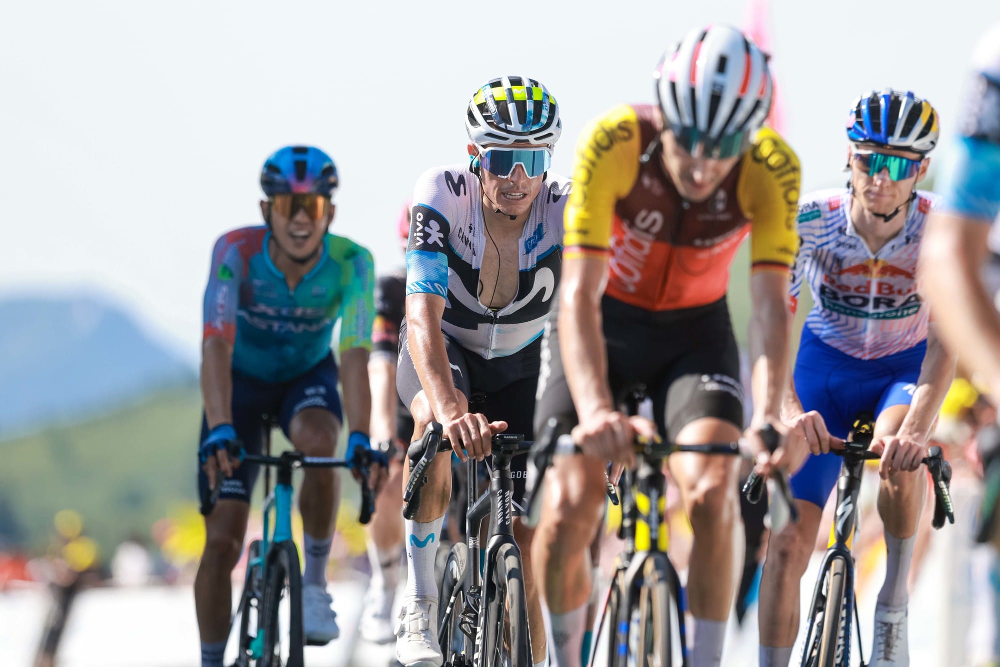 Desastrosa jornada para Enric Mas en el estreno del Tour 2025 con la alta montaña