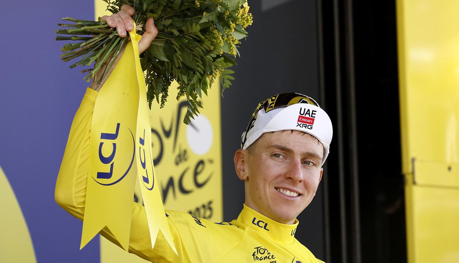 Tadej Pogacar en el podio del Tour luciendo el maillot amarillo