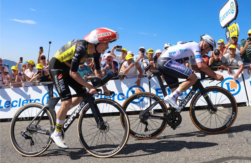 Vingegaard doblando a Evenepoel en la rampa final de Peyragudes Vingegaard doblando a Evenepoel en la rampa final de Peyragudes