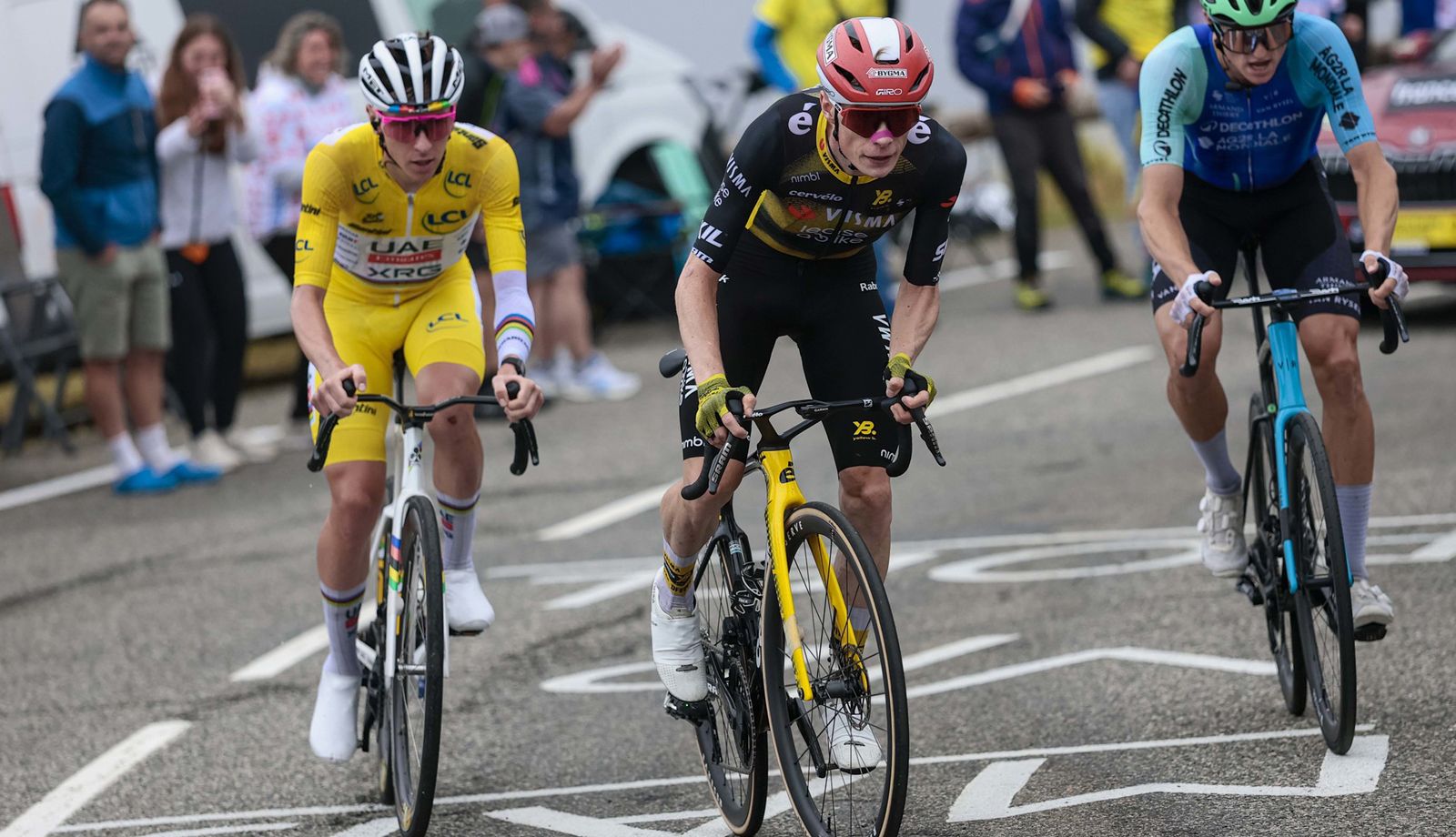 Vingegaard y Pogacar, superando a Felix Gall, en la etapa del sábado con final en Luchon-Superbagneres