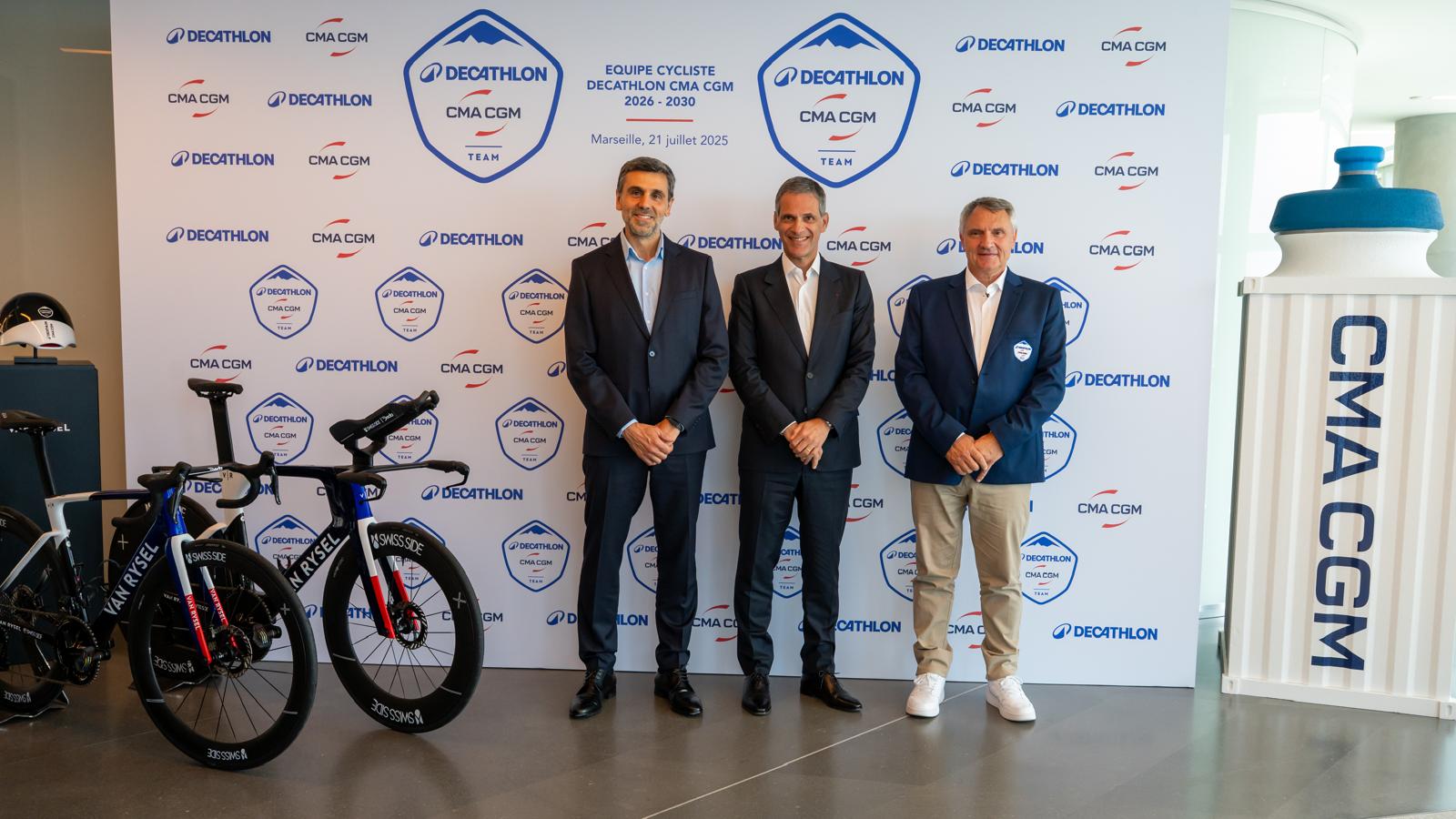 Foto oficial del acuerdo entre Decathlon y CMA CGM