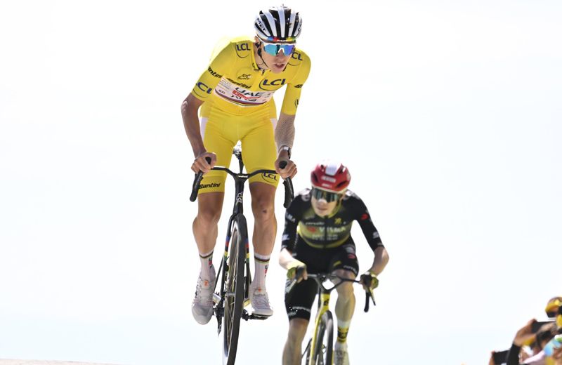 Pogacar llegando por delante de Vingegaard a la cima del Mont Ventoux