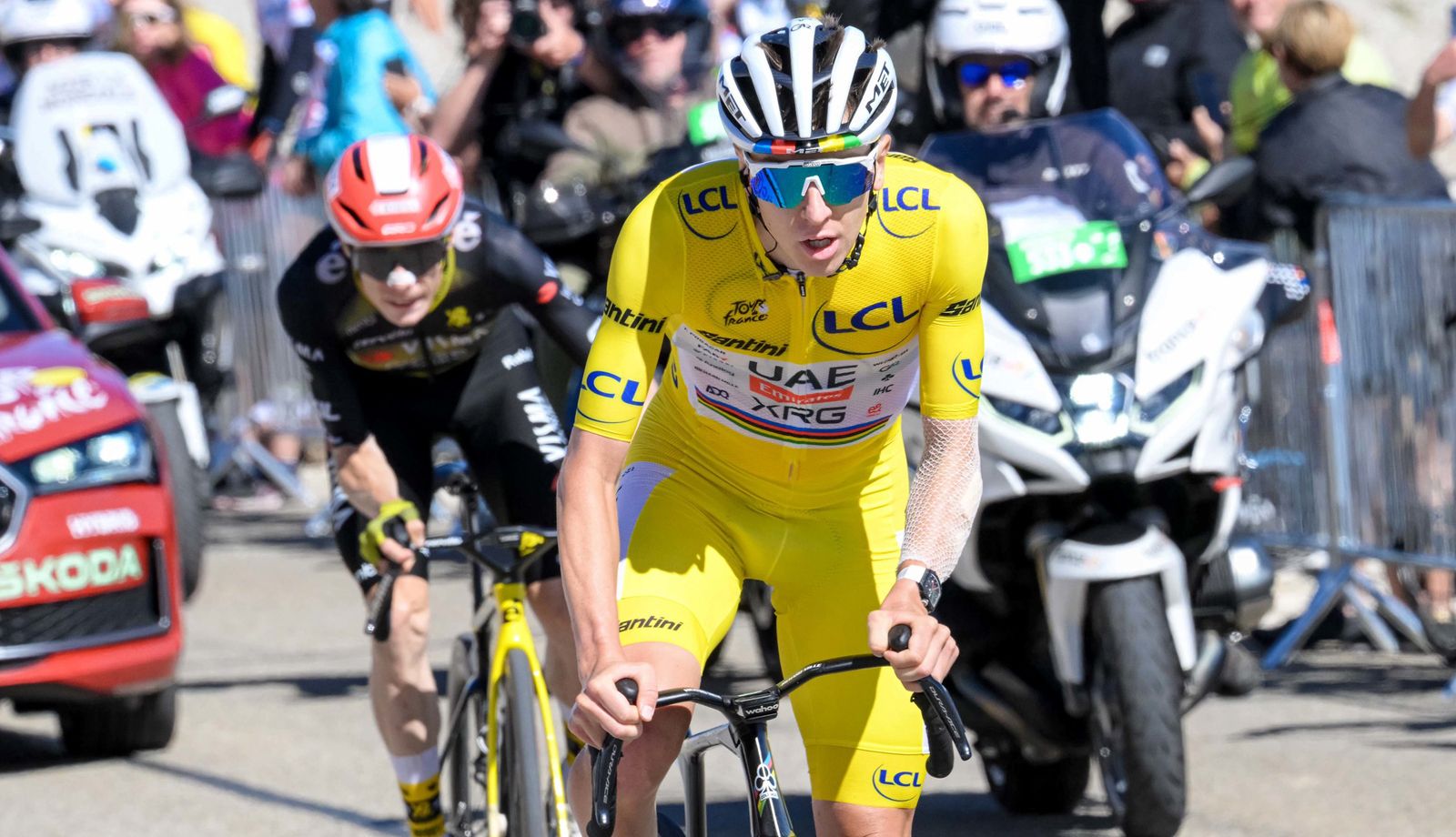 Tadej Pogacar seguido de Jonas Vingegaard en la subida al Mont Ventoux