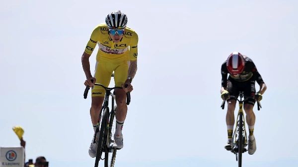 Pogacar coronando el Mont Ventoux con un nuevo récord de la ascensión