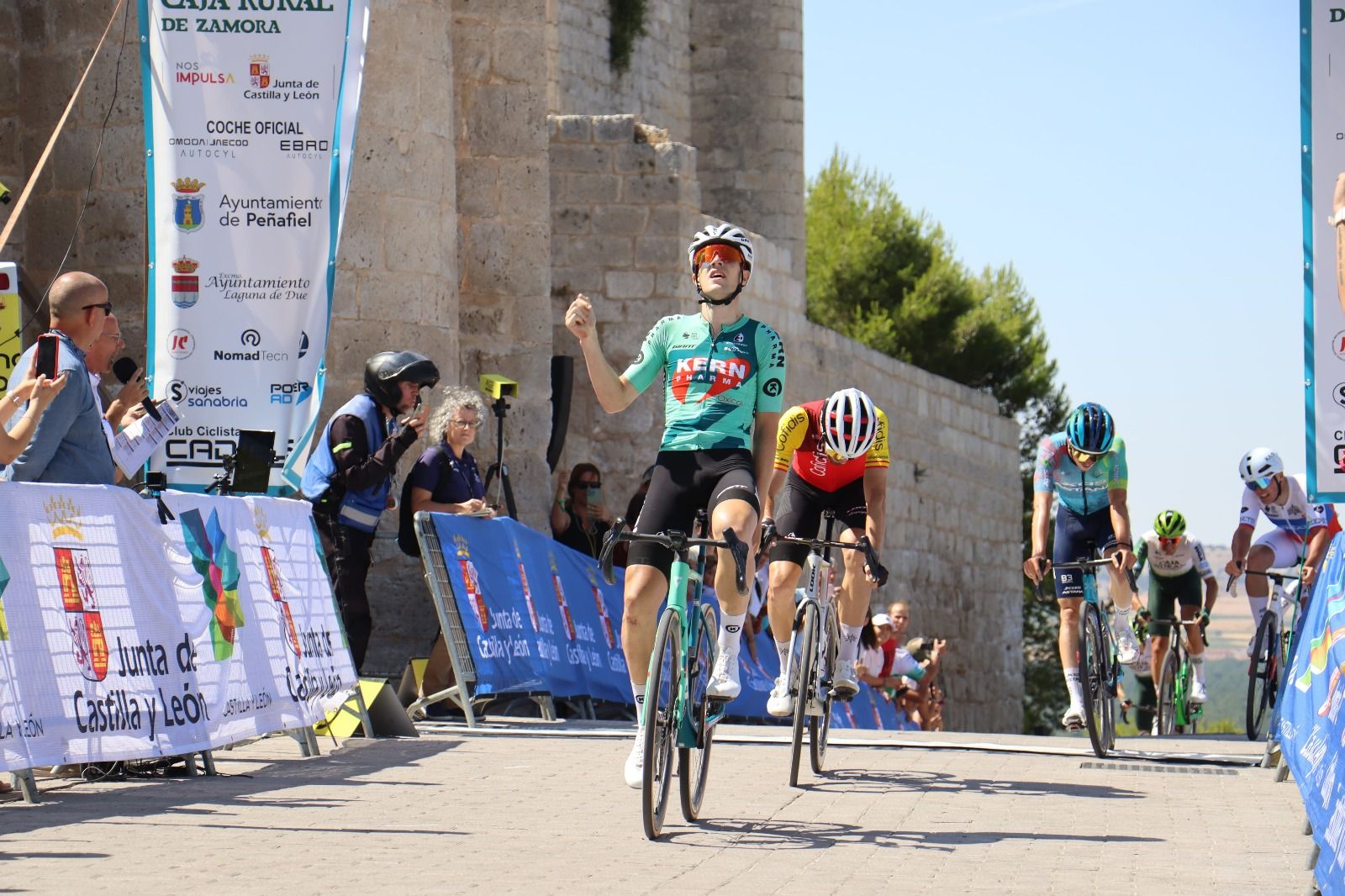 Haimar Etxeberría (Kern Pharma) conquista la Clásica Castilla y León en el castillo de Peñafiel