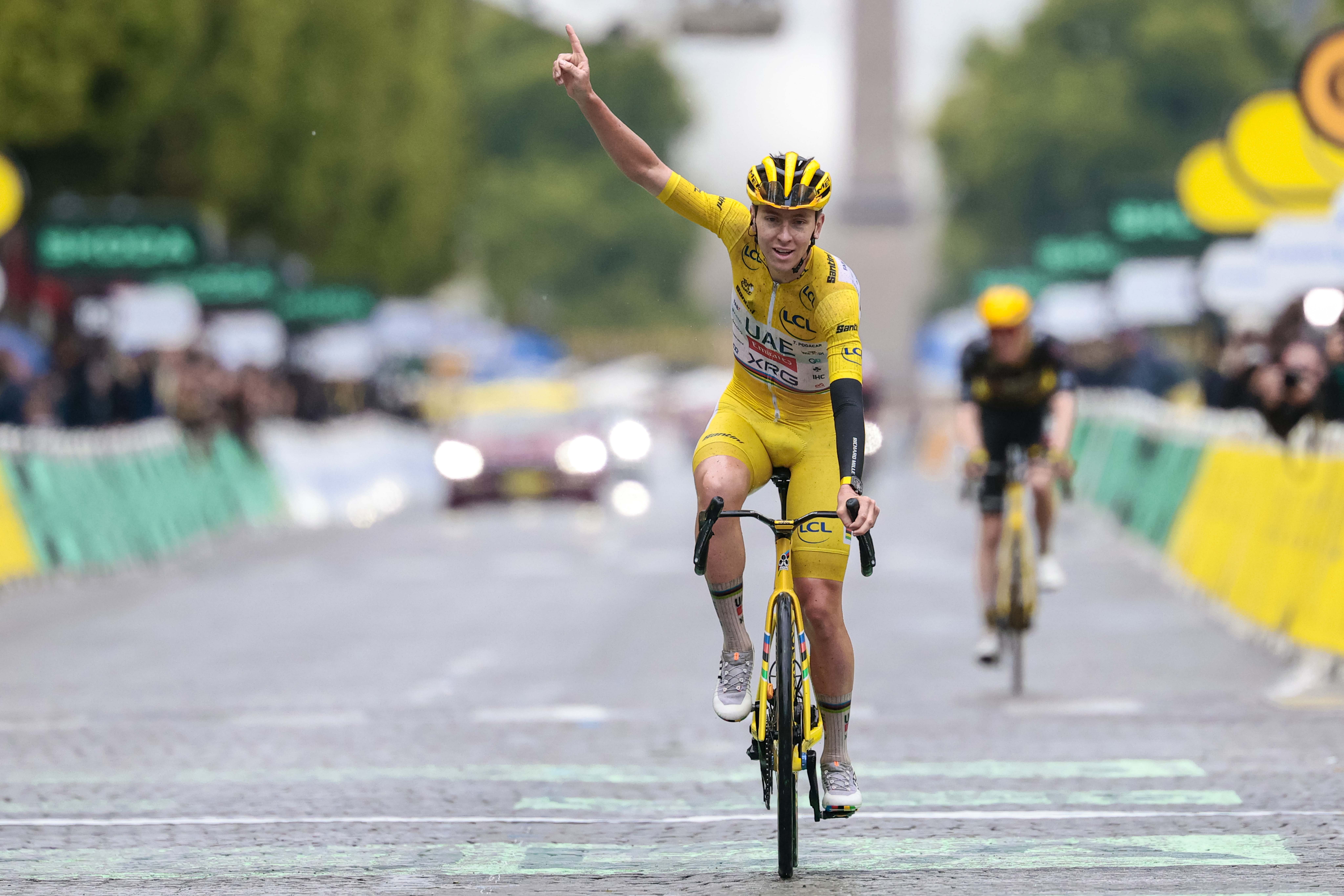 Tadej Pogacar levanta su cuarto Tour de Francia y Van Aert gana en los Campos Elíseos