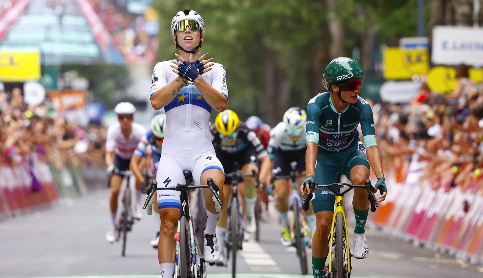 Wiebes supera al sprint a Marianne Vos, que recupera el liderato del Tour