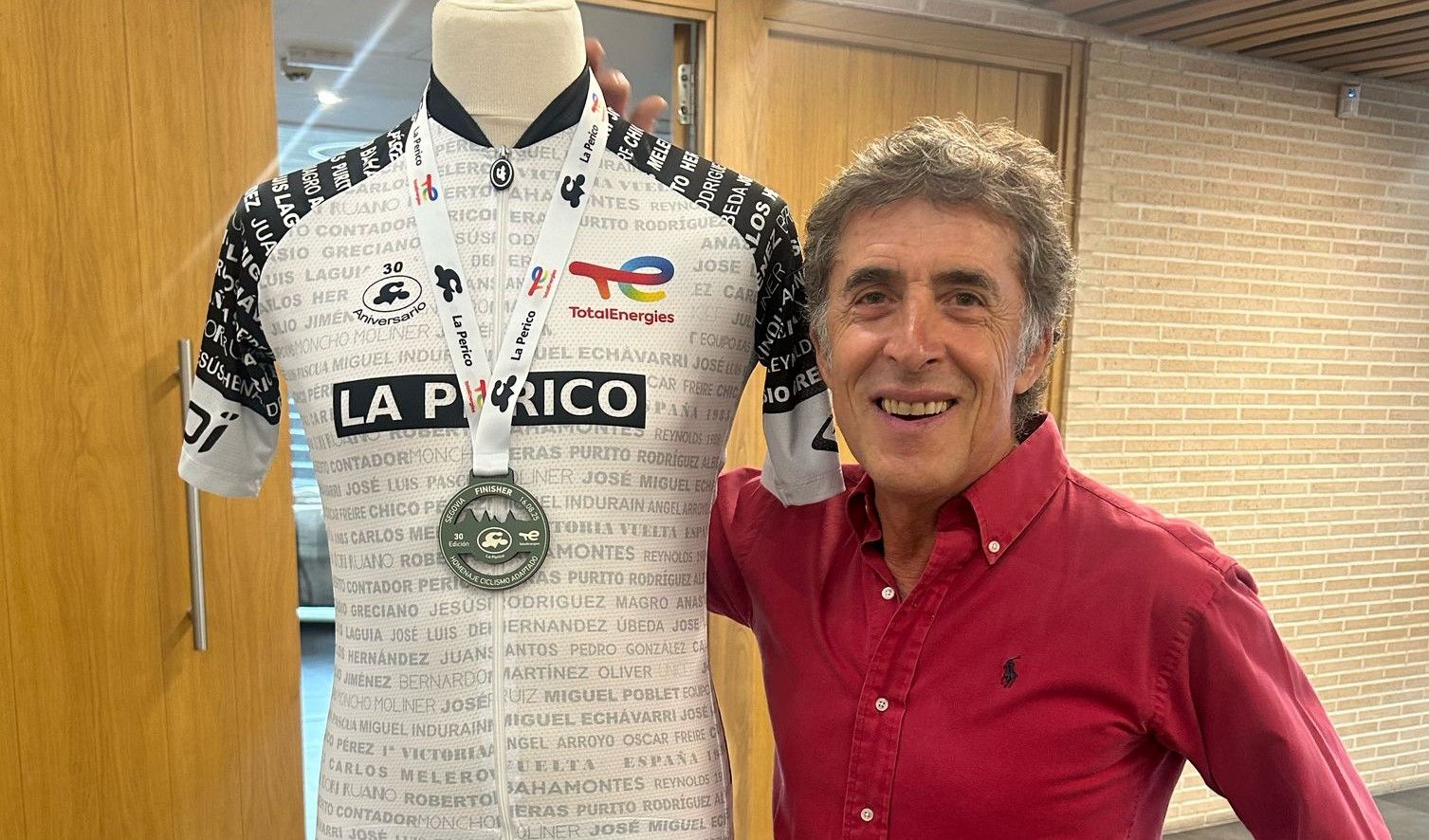 Pedro Delgado con el maillot y la medalla de su marcha durante el acto de presentación