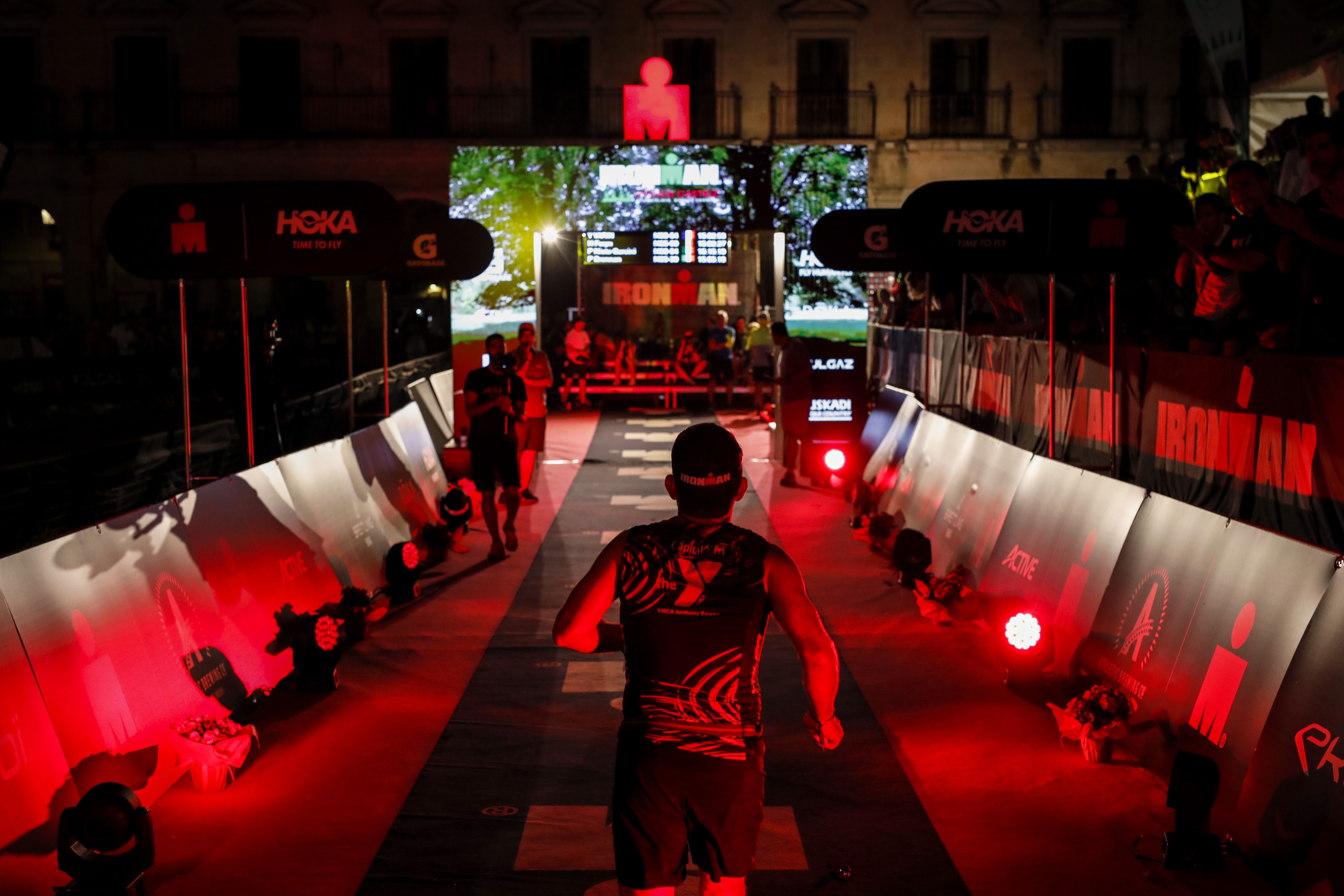 Detienen a un triatleta por abandonar a su hijo de 9 años mientras hacía un IRONMAN.