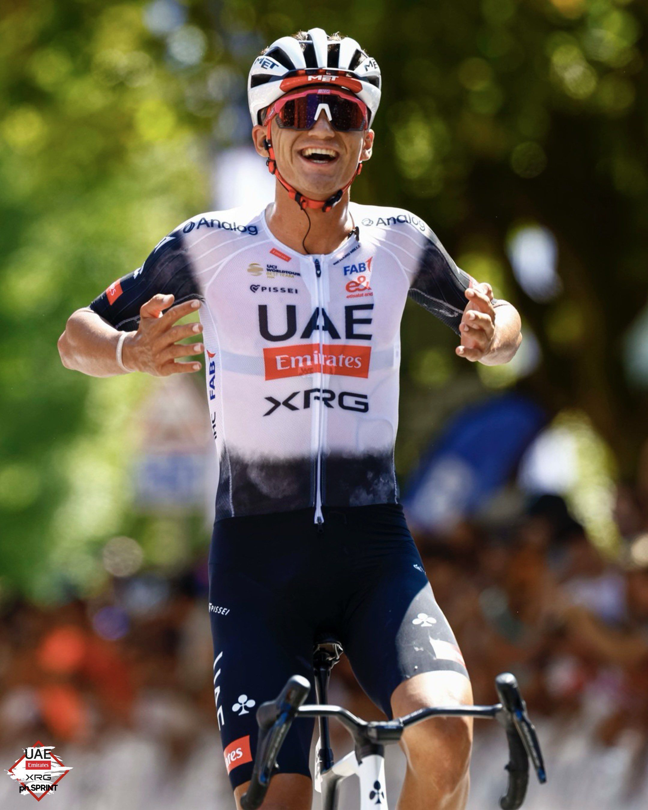 Isaac del Toro levanta los brazos y UAE domina en el Circuito de Gexto