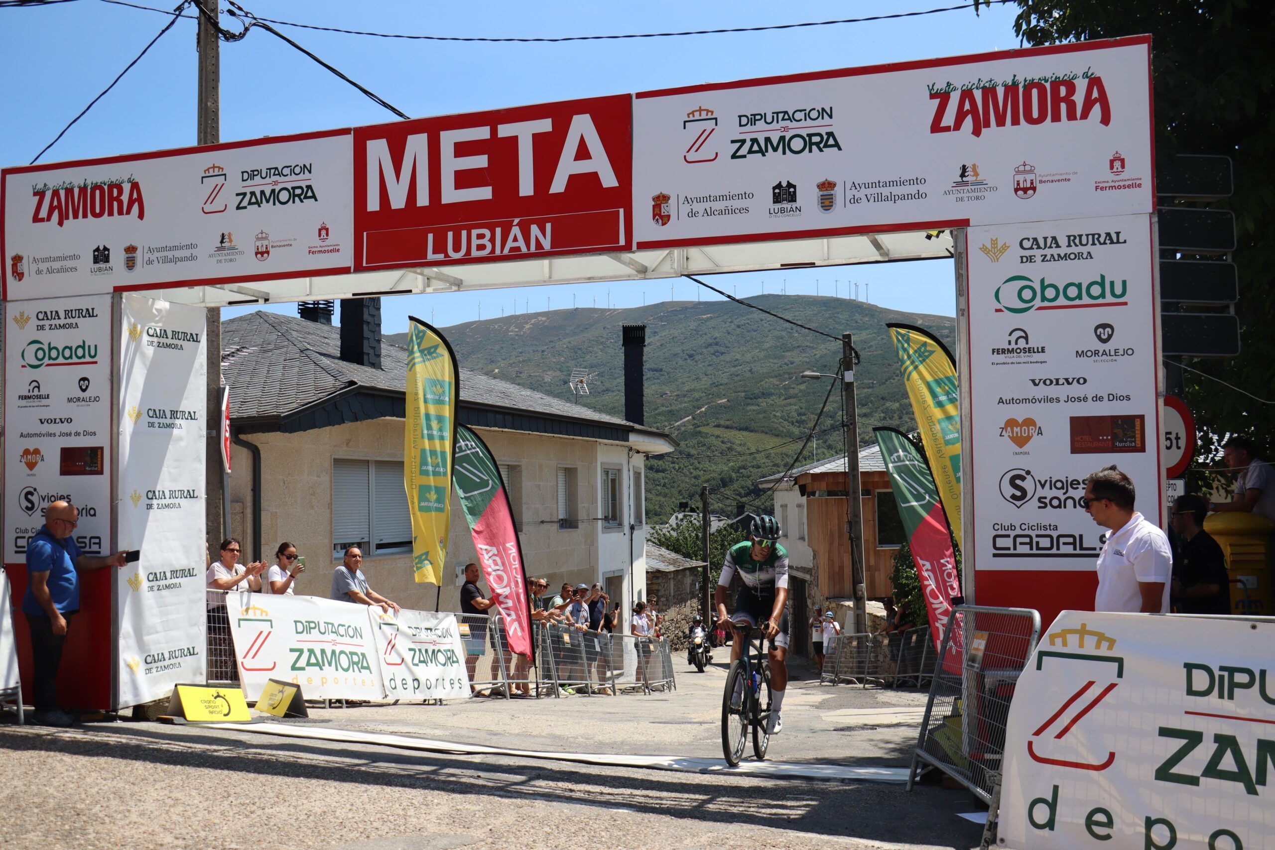 Adrián Benito conquista la Vuelta a Zamora en la etapa reina con victoria 