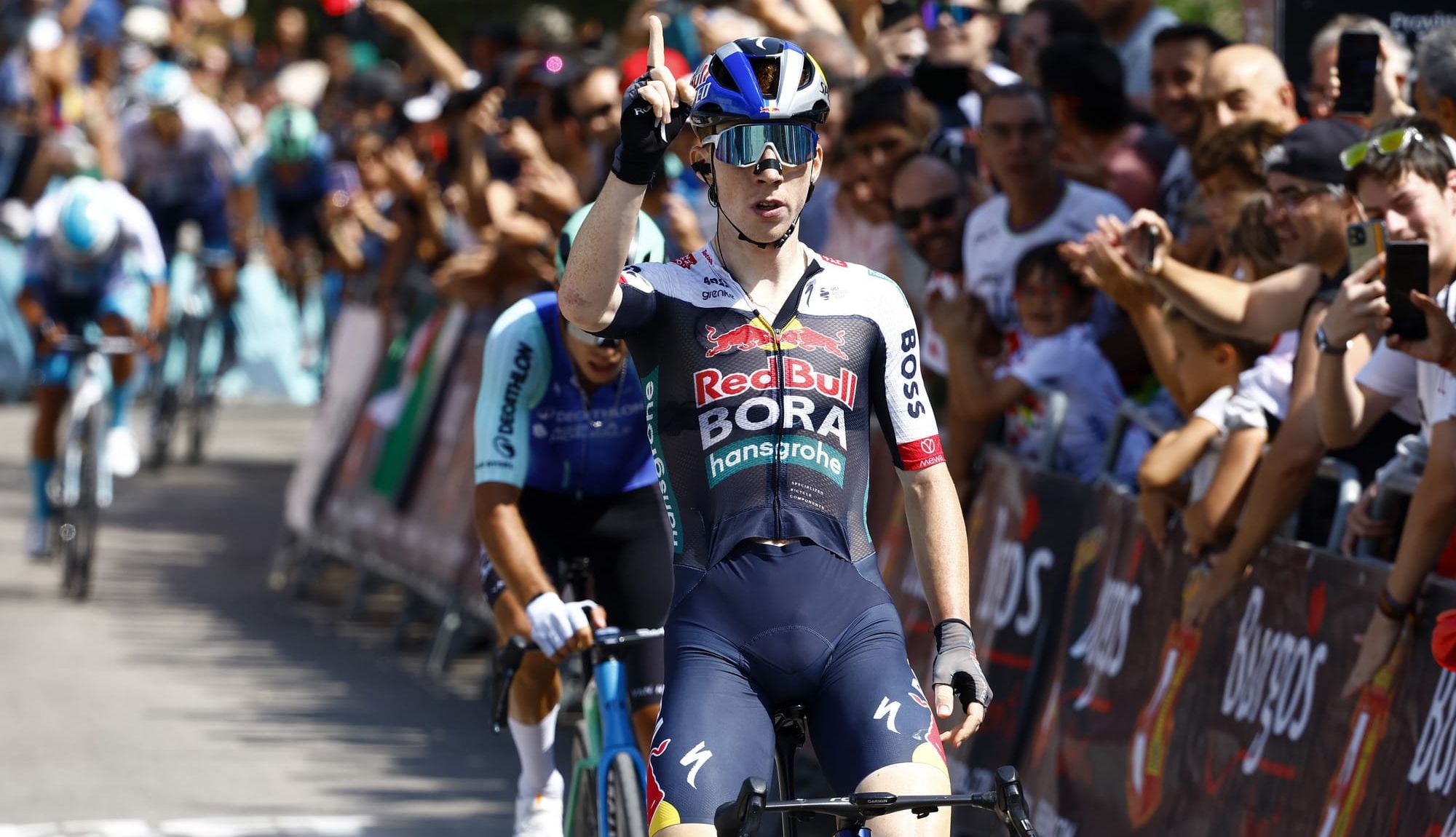 Roger Adrià conquista el Alto del Castillo y es el primer lider de la Vuelta a Burgos