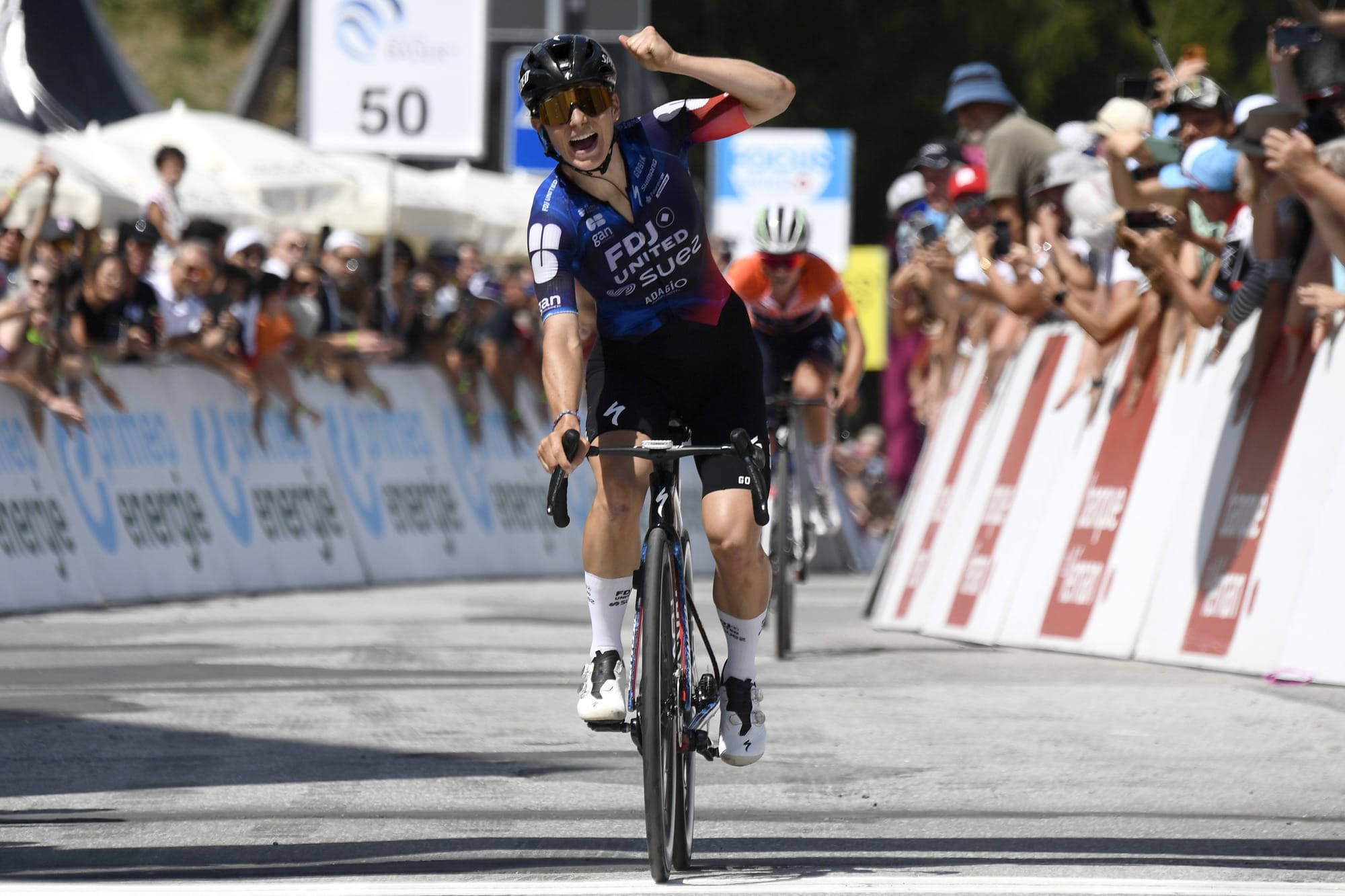 Elise Chabbey reina en la segunda etapa del Tour de Romandía y Urska Zigart asalta el liderato