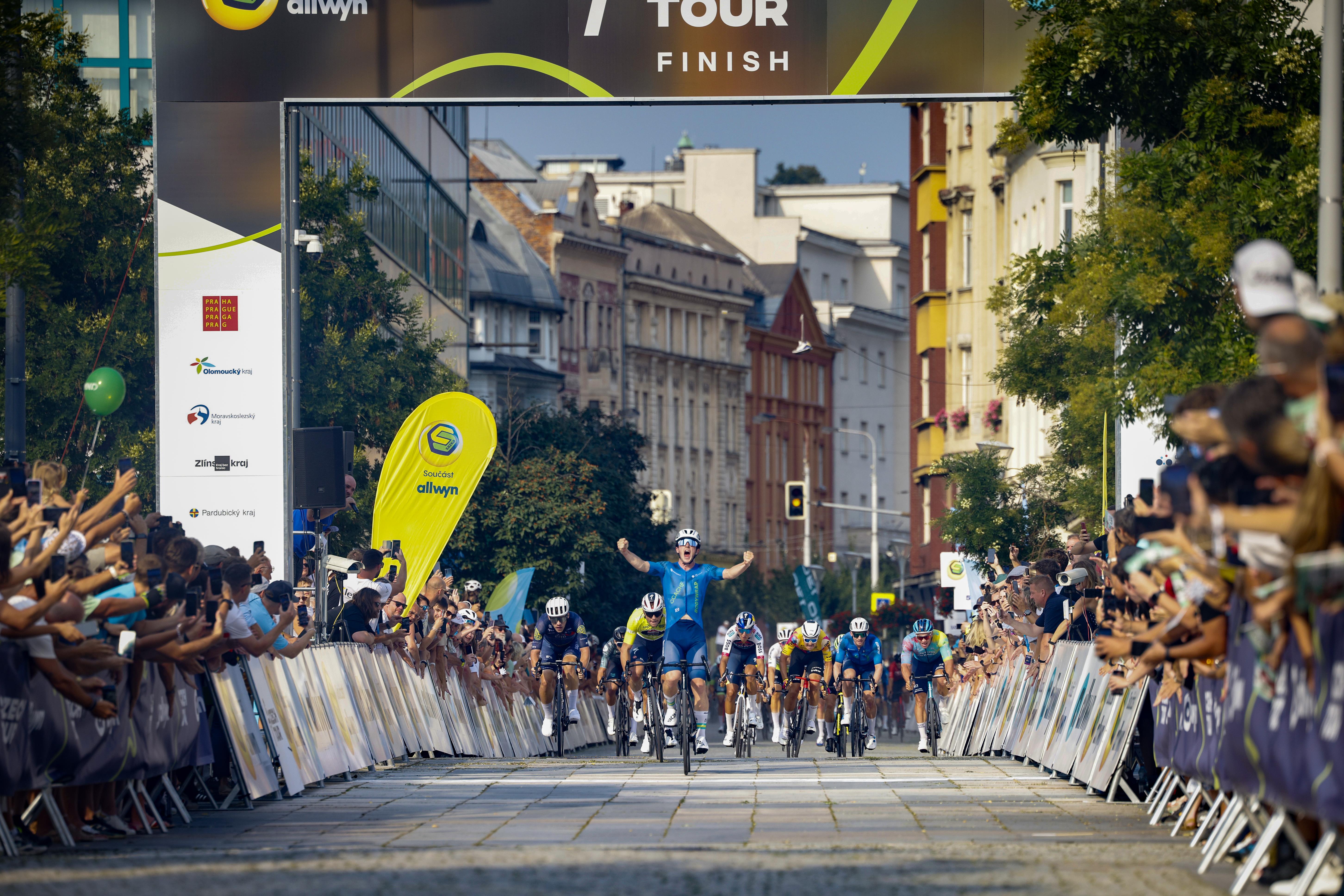 Sorpresa en el Tour de Chequia: Liam Walsh bate a Luke Lamperti al esprint y suma una gran victoria 