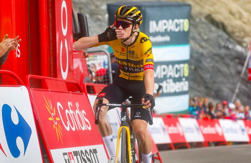 Vingegaard celebrando una de sus dos victorias de etapa en La Vuelta 2023