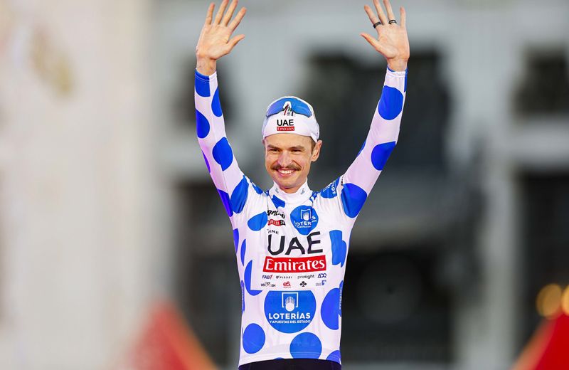 Jay Vine, en el podio de Madrid como ganador del Premio de la Montaña en La Vuelta 2024.