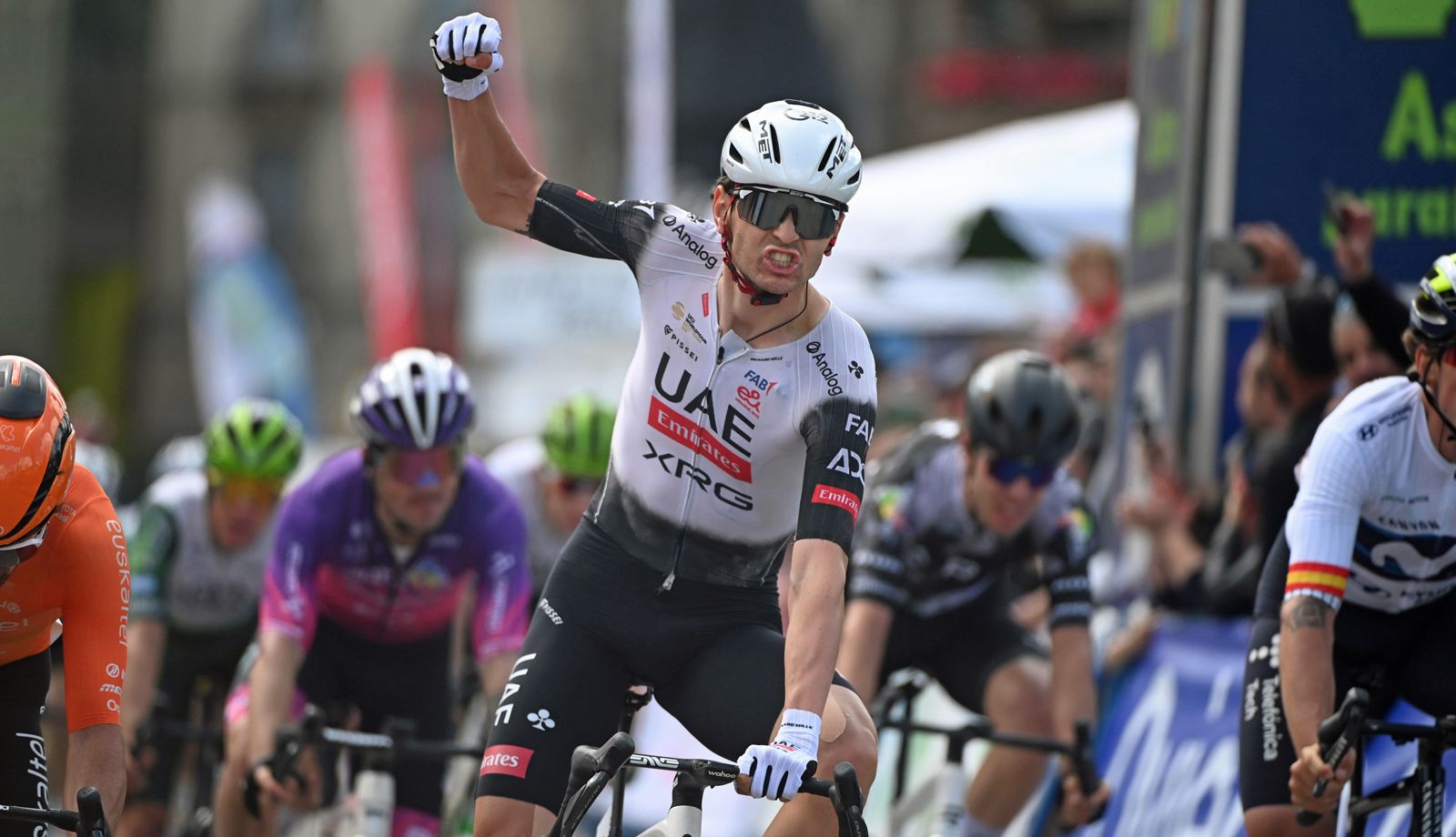 Alessandro Covi celebrando su victoria en la 3ª etapa de la Vuelta a Asturias 2025
