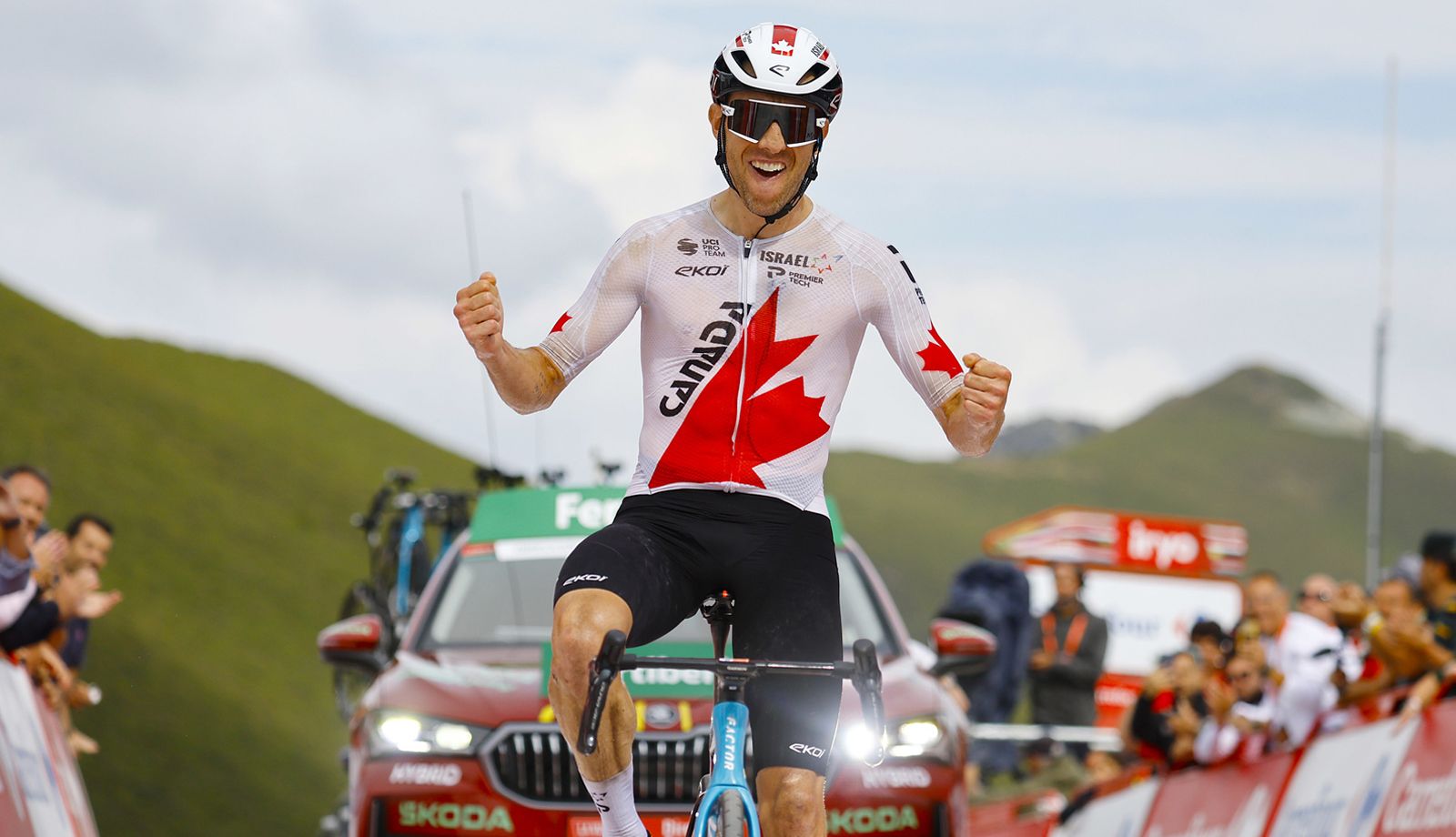 Michael Woods celebrando su victoria en el Puerto de Ancares, en la Vuelta a España 2024