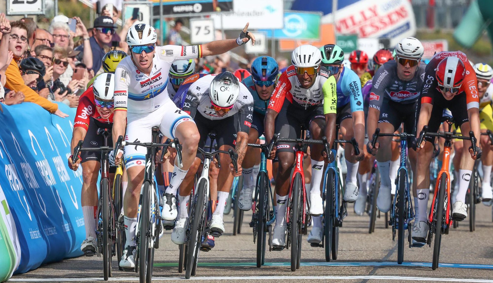 Tim Merlier gana con autoridad en el estreno del Renewi Tour