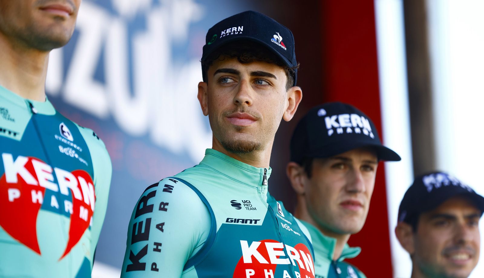 Pau Miquel antes de una etapa de la Itzulia 2025
