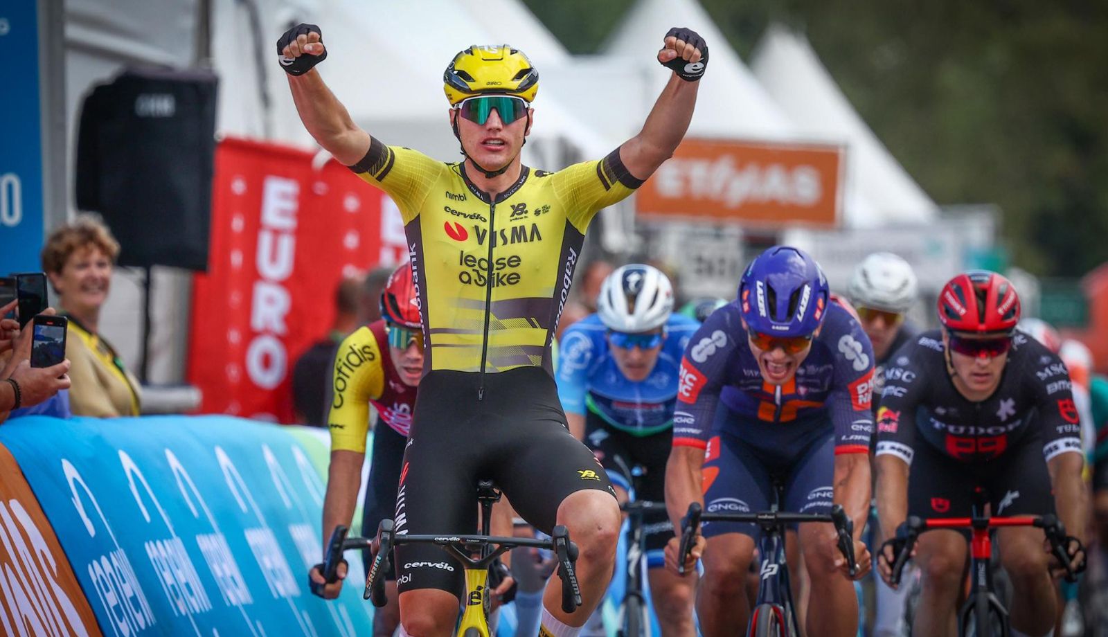 Imponente sprint de Olav Kooij en el Renewi Tour