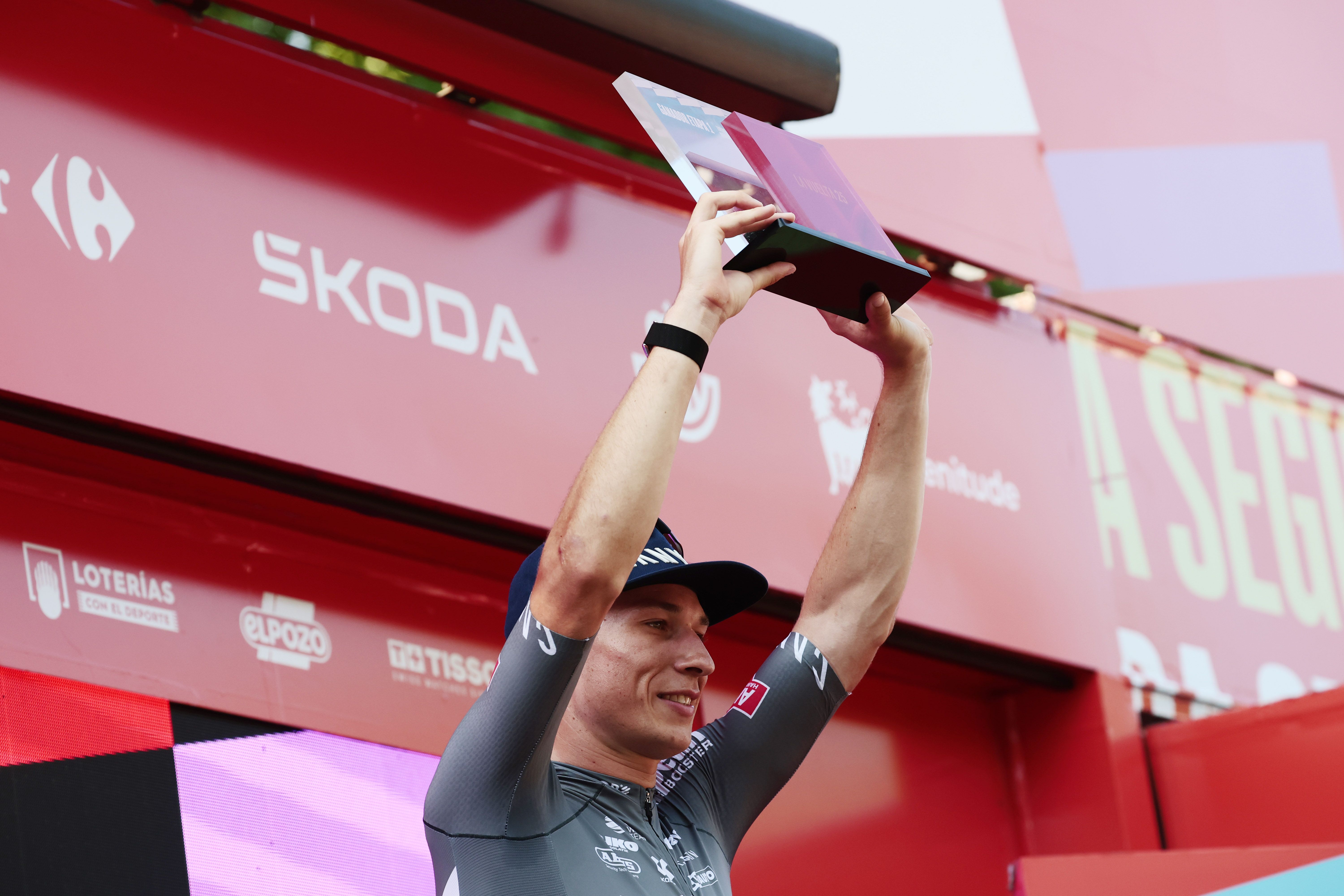 Jasper Philipsen vuela en Novara y se viste de rojo en la apertura de la Vuelta a España 2025