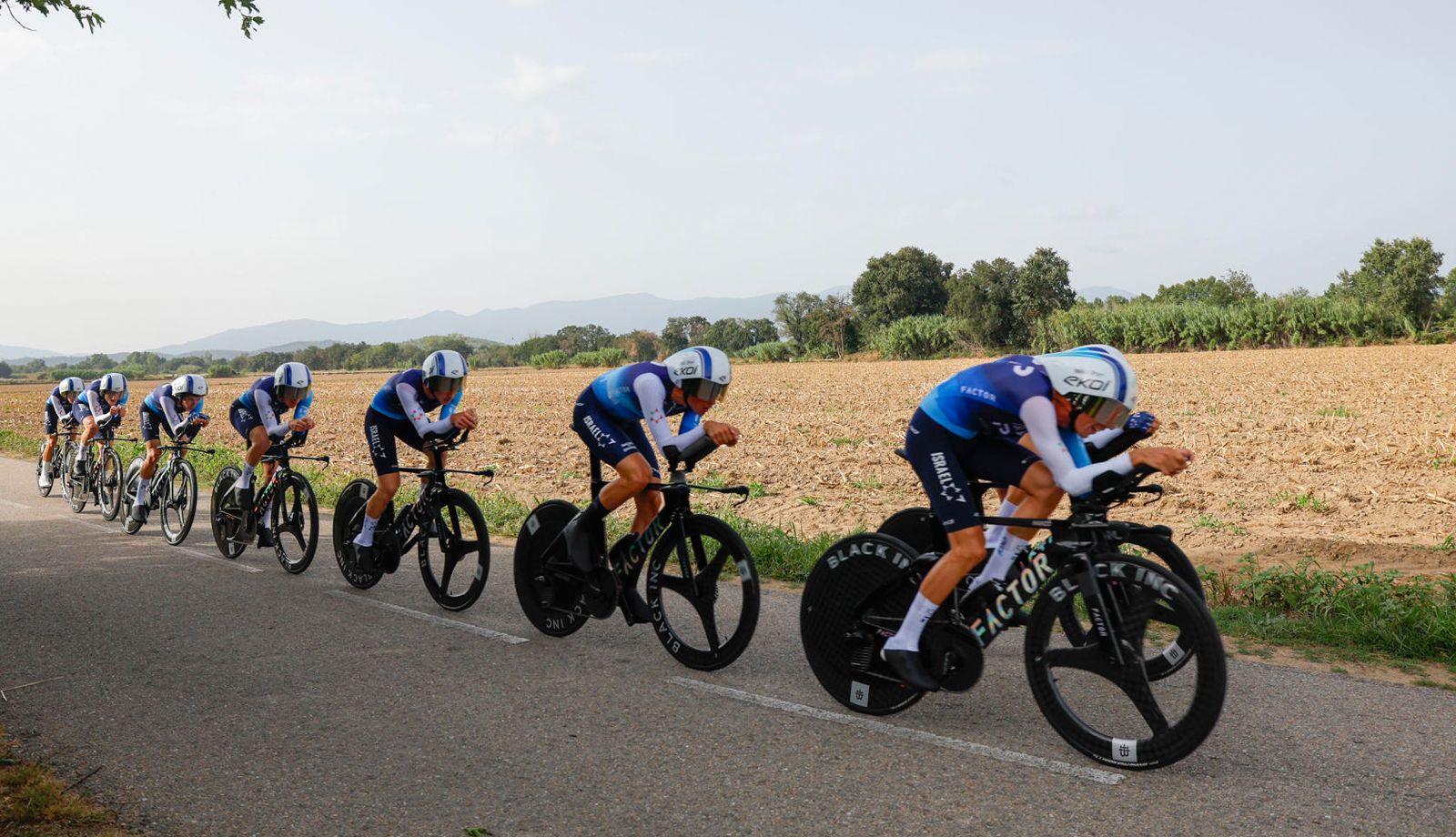 Los ciclistas del Israel Premier-Tech durante la contrarreloj por equipo de Figueres