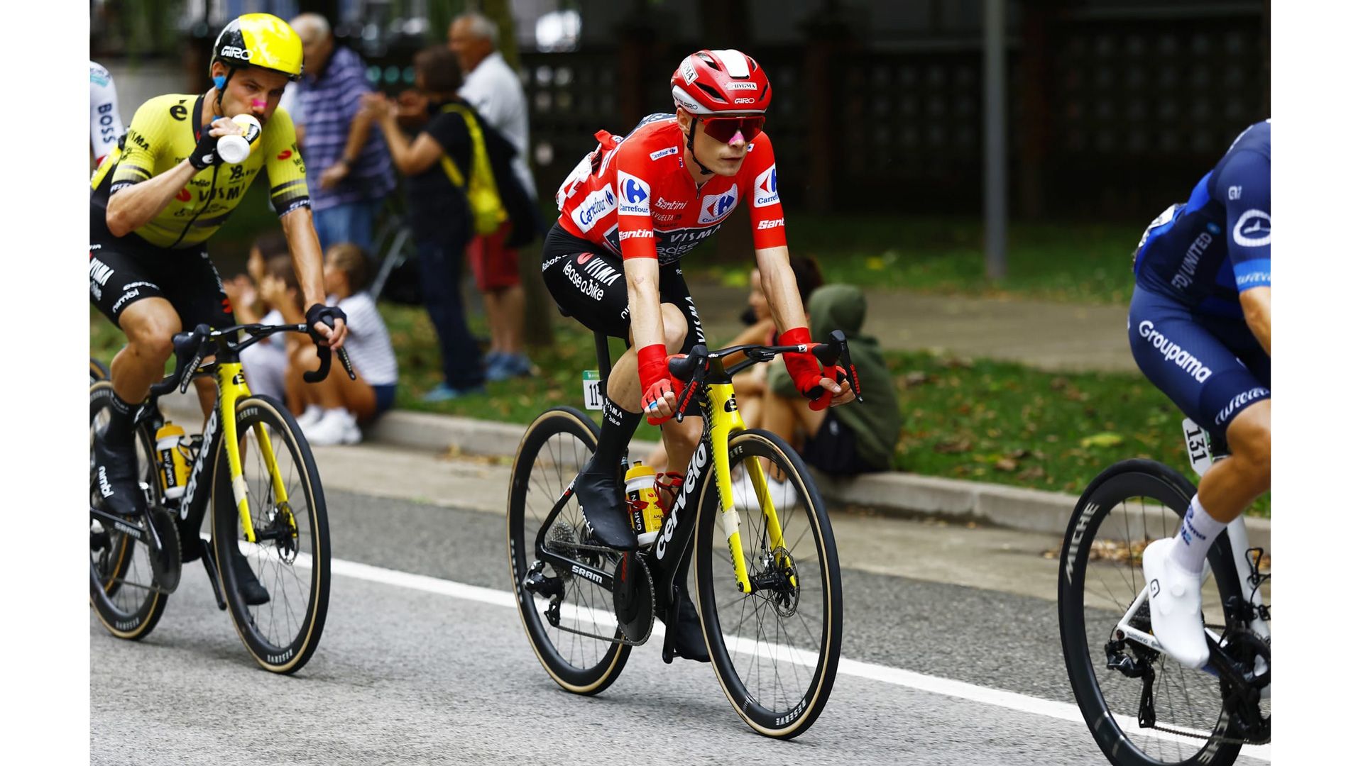 Jonas Vingegaard en plena etapa 6º luciendo su maillot rojo. (Foto: Sprint Cycling Agency)