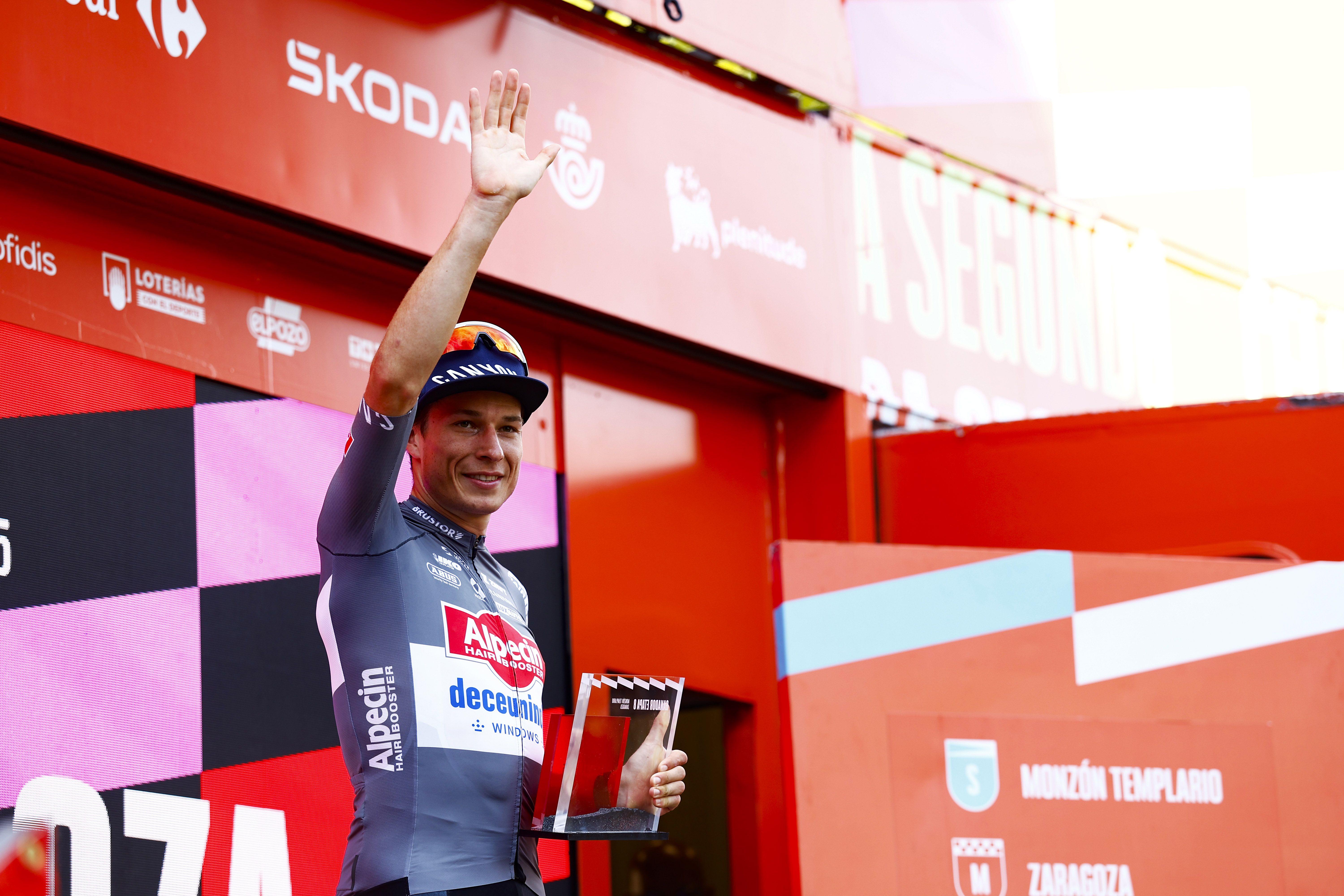 Jasper Philipsen vuela en Zaragoza y se alza con la victoria; Torstein Traeen continúa líder