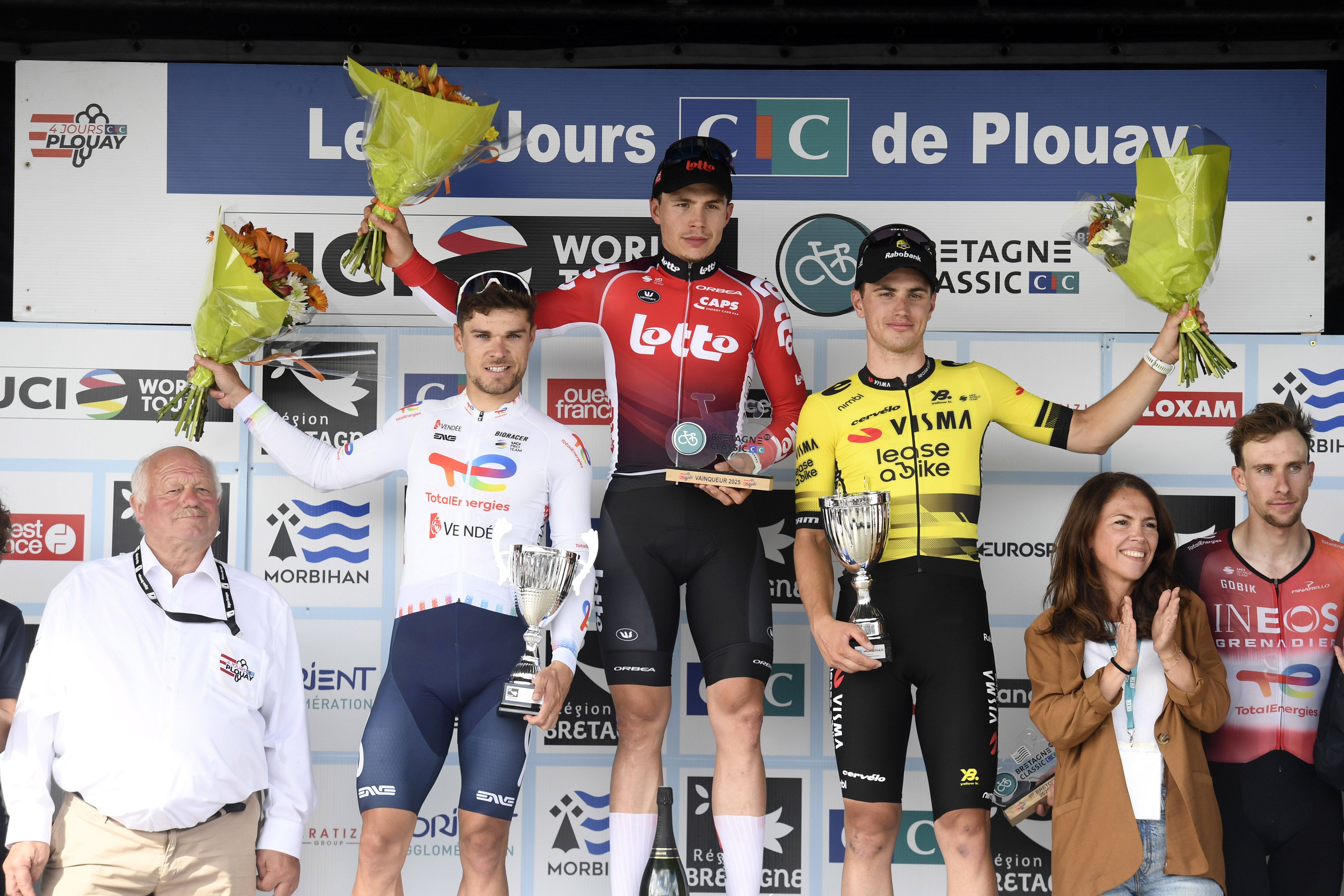 Arnaud De Lie levanta los brazos en la Clásica de Bretaña 