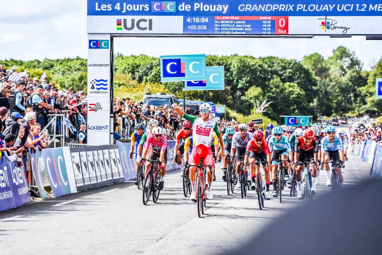 Giovanni Lonardi levanta los brazos para Polti VisitMalta en Plouay