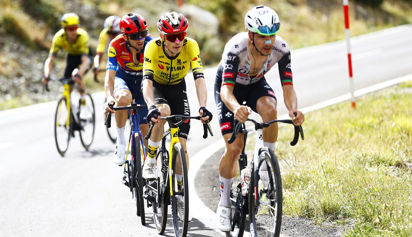 Joao Almeida, Jonas Vingegaard y Giulio Ciccone en la subida a Cerler