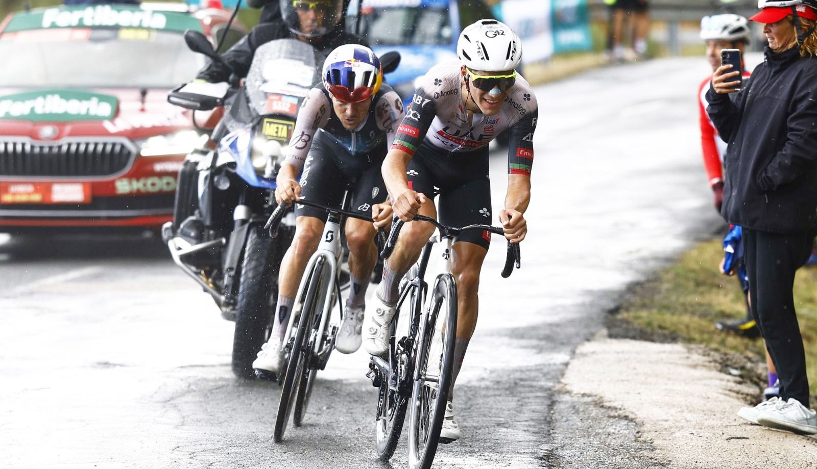 Joao Almeida y Tom Pidcok persiguiendo a Vingegaard en Valdezcaray.