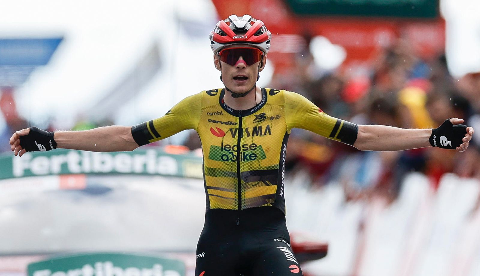 Vingegaard celebrando su victoria en Valdezcaray, en la 9ª etapa de La Vuelta