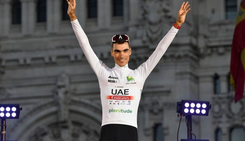 Juan Ayuso en el podio de la Vuelta 