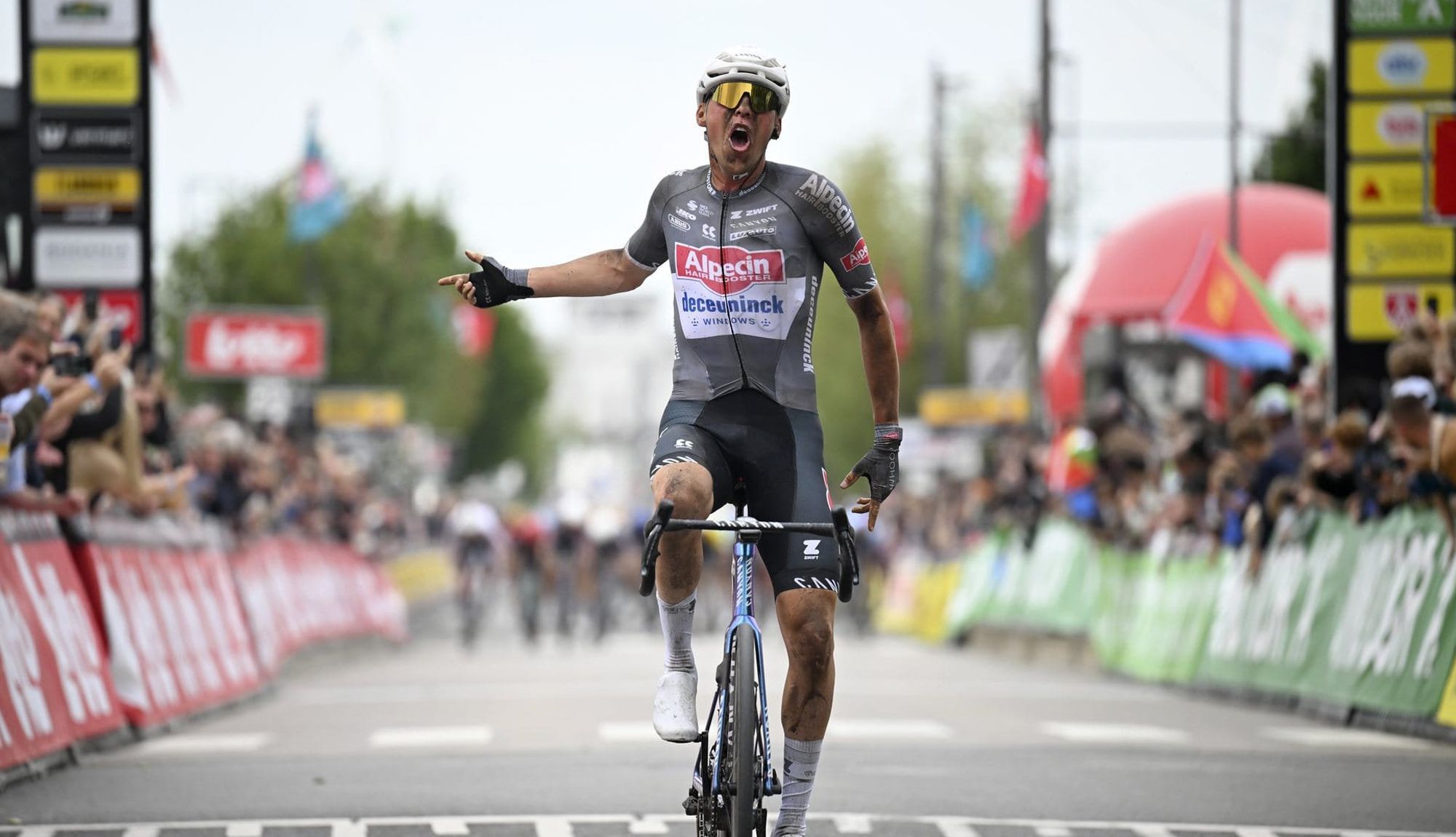 Timo Kielich celebrando su victoria en la Amberes Port Epic