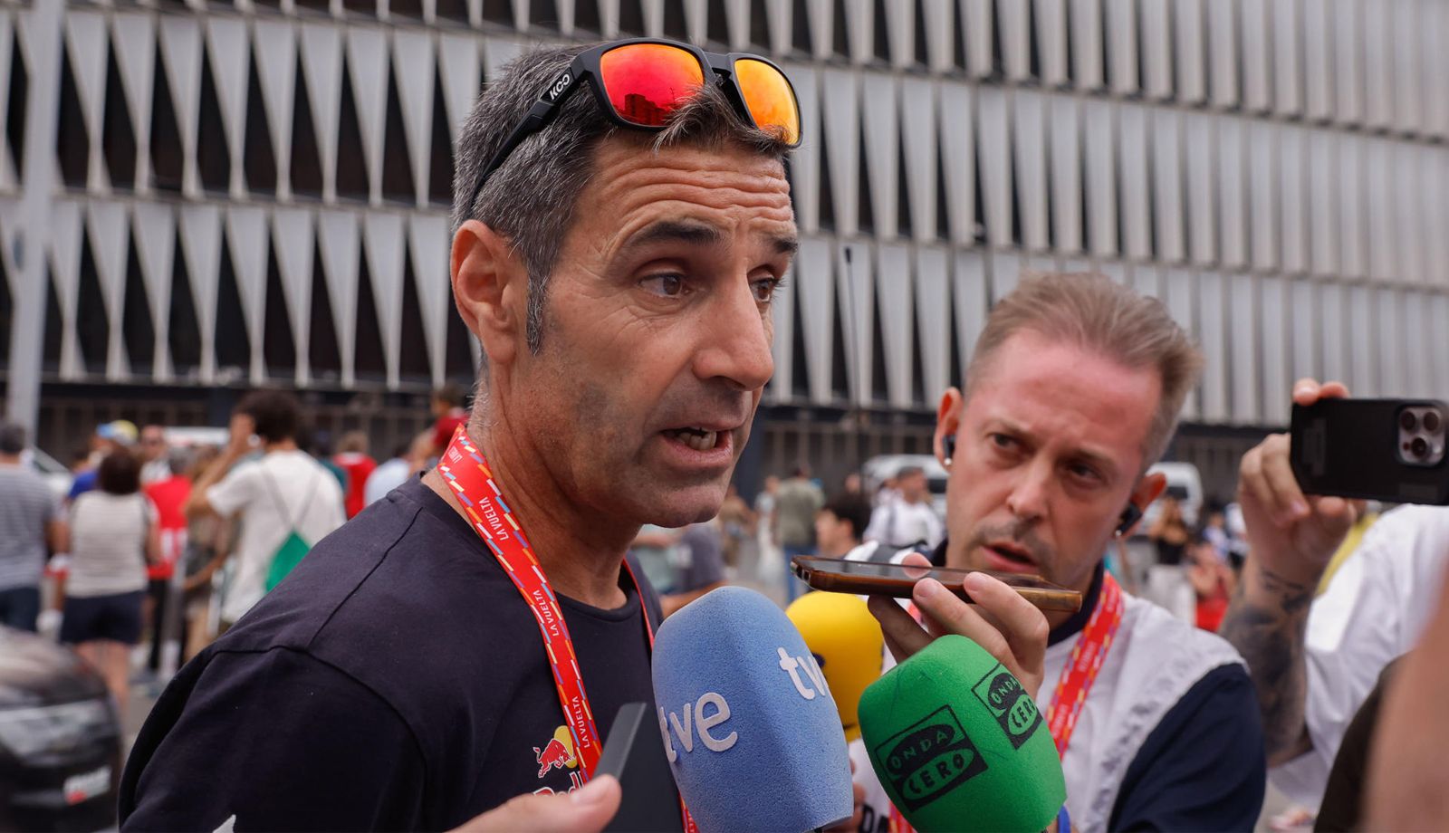 El director del Red Bull BORA, Patxi Vila, atendiendo a los medios tras la disputa de la 11ª etapa en Bilbao