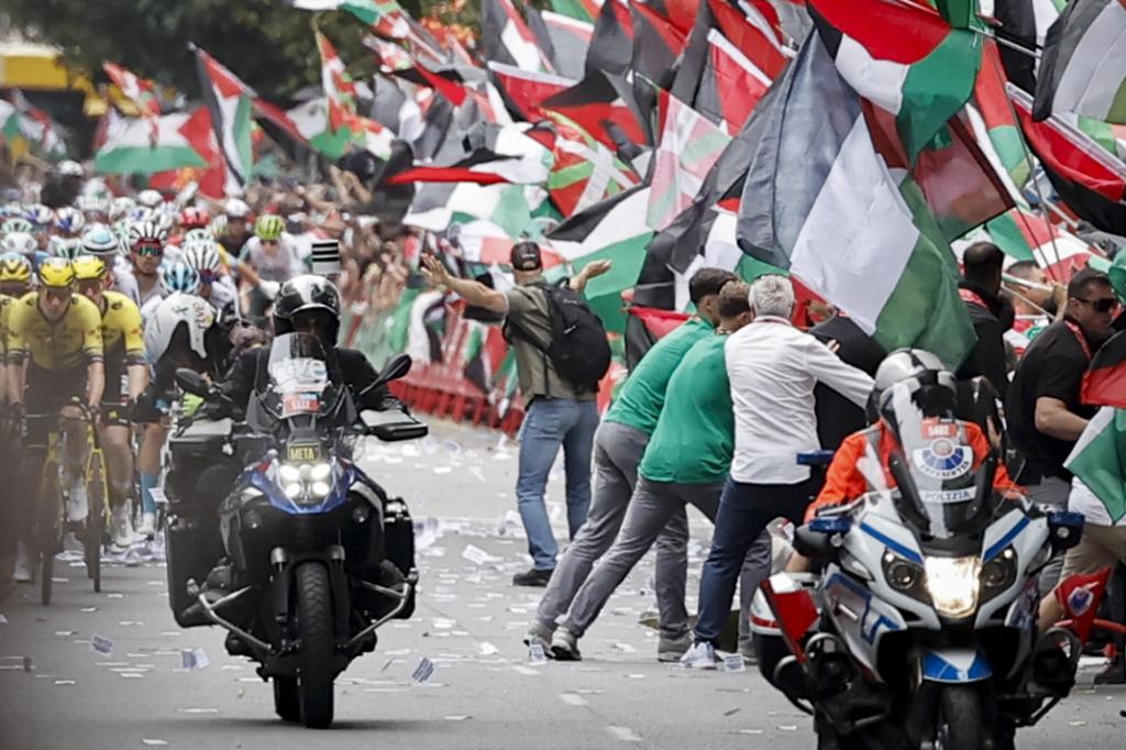 Momento en el que los manifestantes pro Palestina intentan parar a los ciclistas en la meta de Bilbao