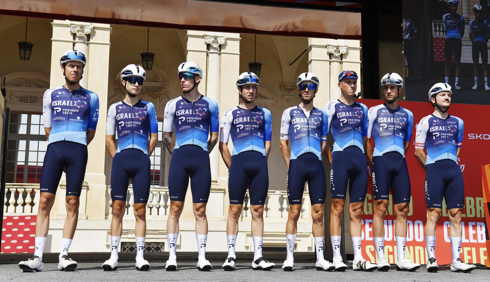Los ciclistas del Israel–Premier Tech antes de la salida de la 1ª etapa de la Vuelta en Turín